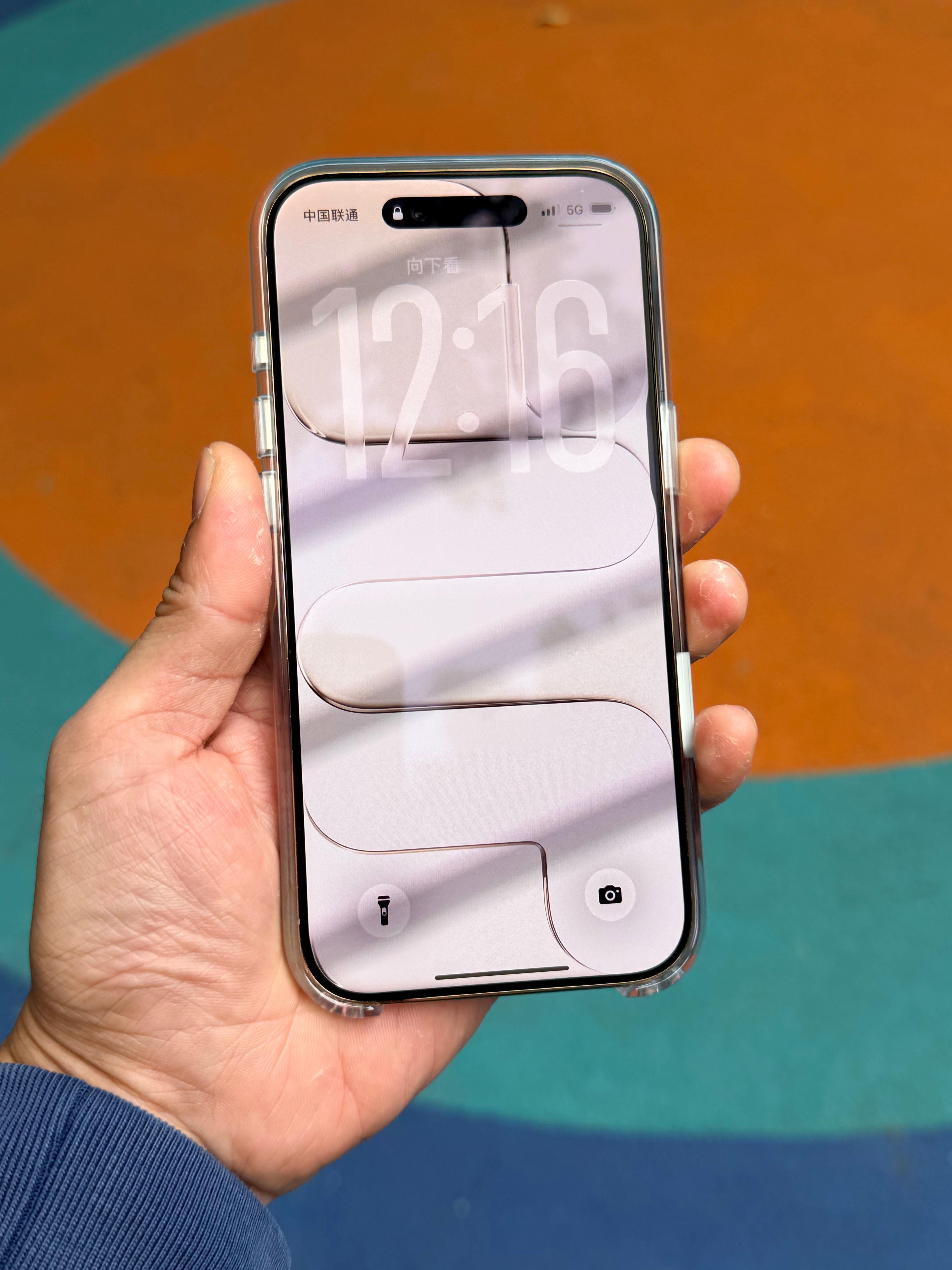 试了下iPhone Air默认壁纸，效果出乎意料。浅金色颜色很优雅，熄屏后变成黑