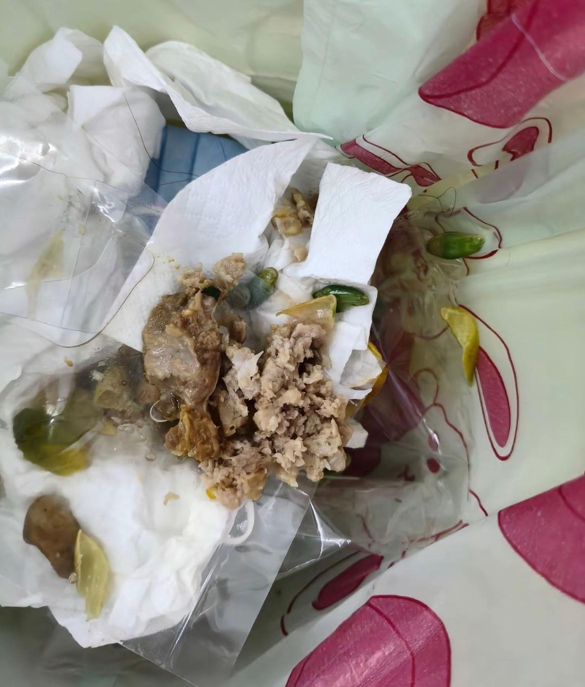 【玉林某门店疑吃到变味的鸭爪】


6月19日，网友爆料称：玉林市网友在一门店购