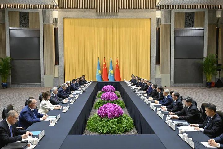 哈萨克斯坦坐大会C位，中哈签永久伙伴协议，颠覆西方规则。

7月16日，上海世界