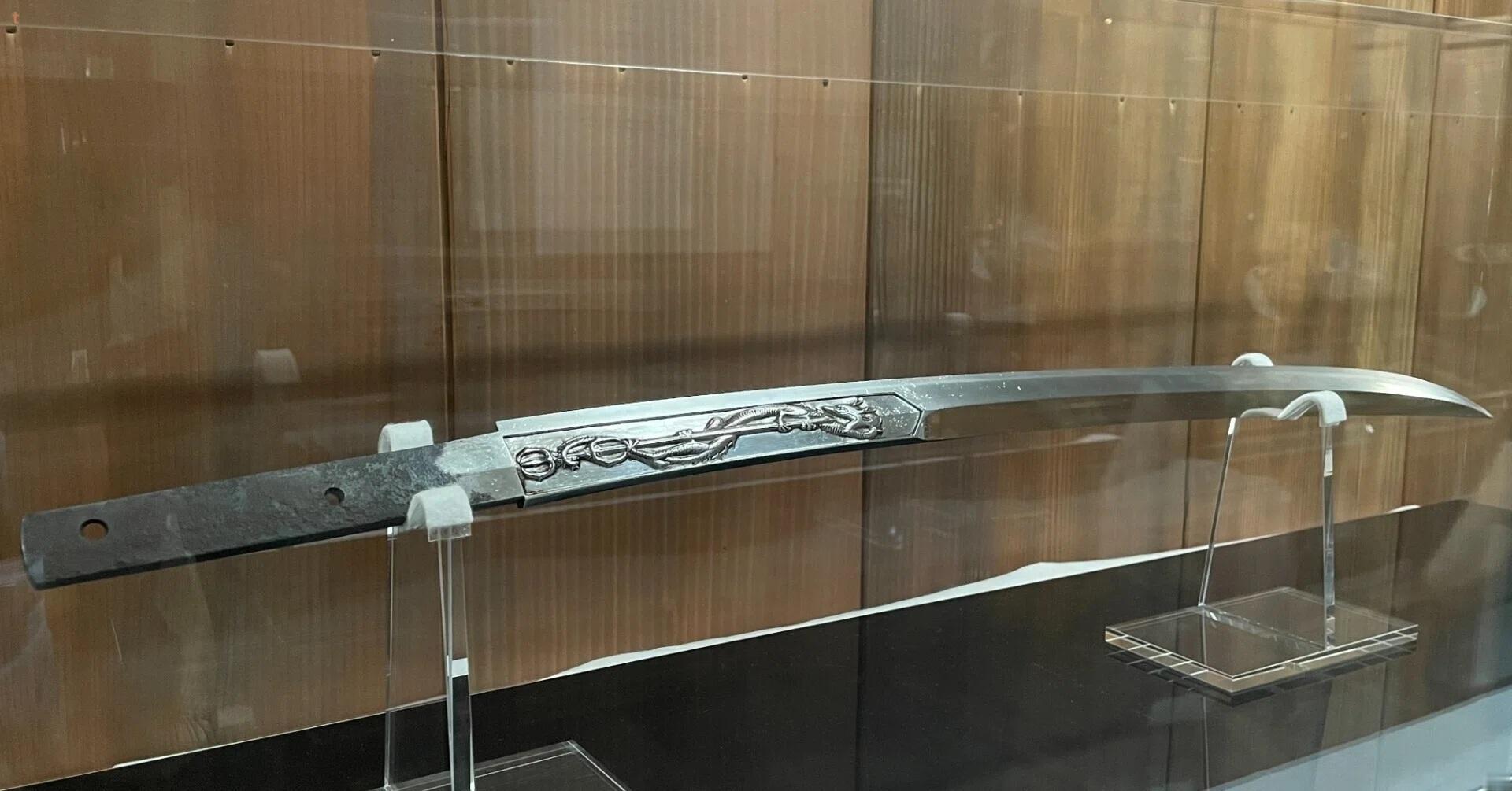 海贼王1190话伊姆又拿出新武器，又是一把武士刀“骨喰藤四郎”。和“村正”一样，