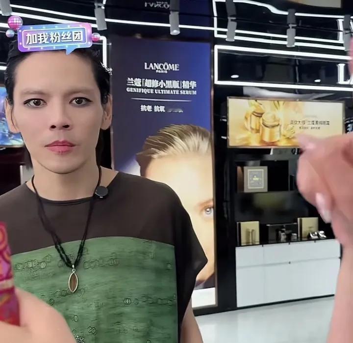向佐，果然没让向华强失望。
向华强以前强制向佐练武功，主要是为了分散观众的注意力