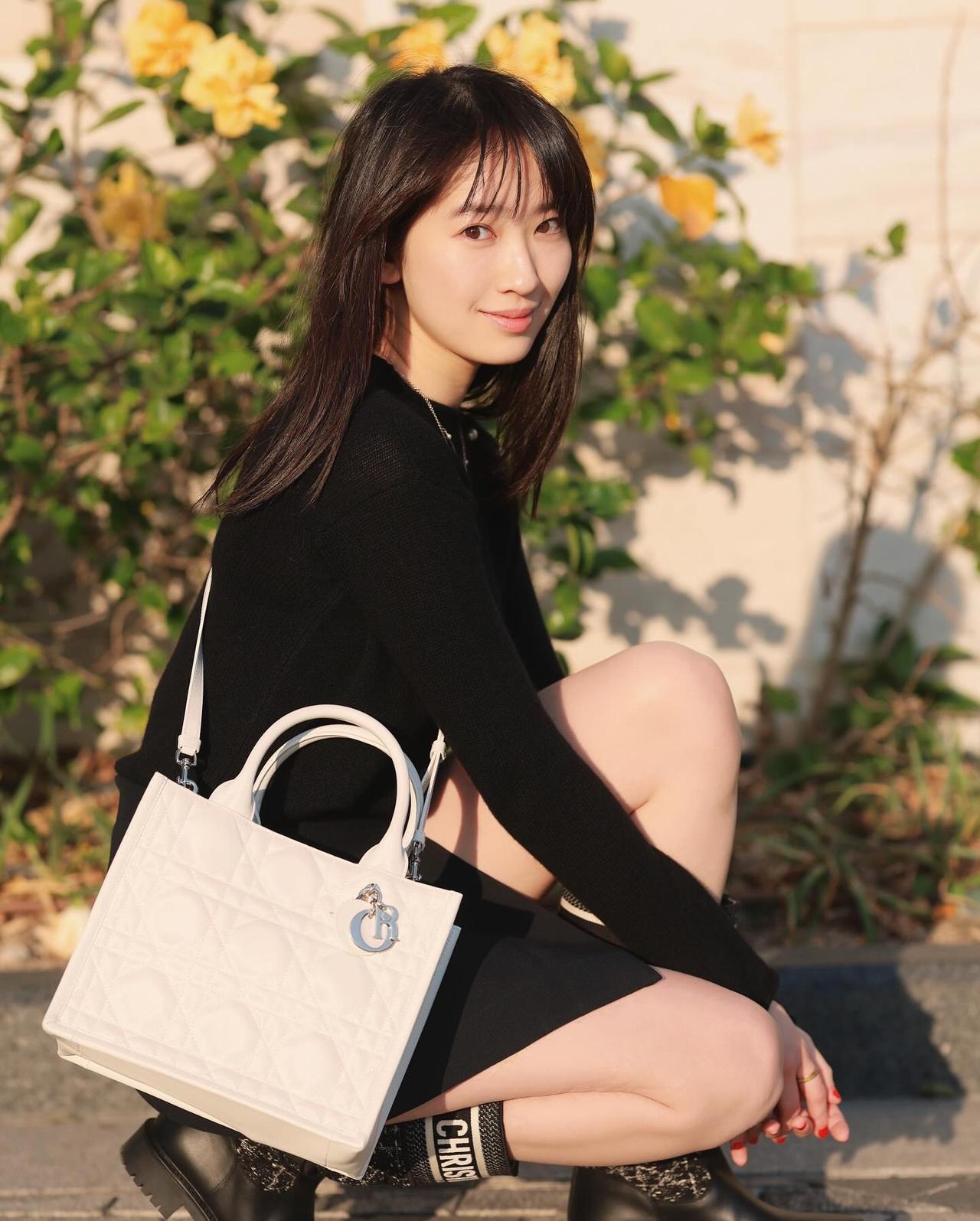 她是著名女星龚慈恩的女儿，被媒体评为最美的星二代，五官长得很出众，真的比妈妈年轻