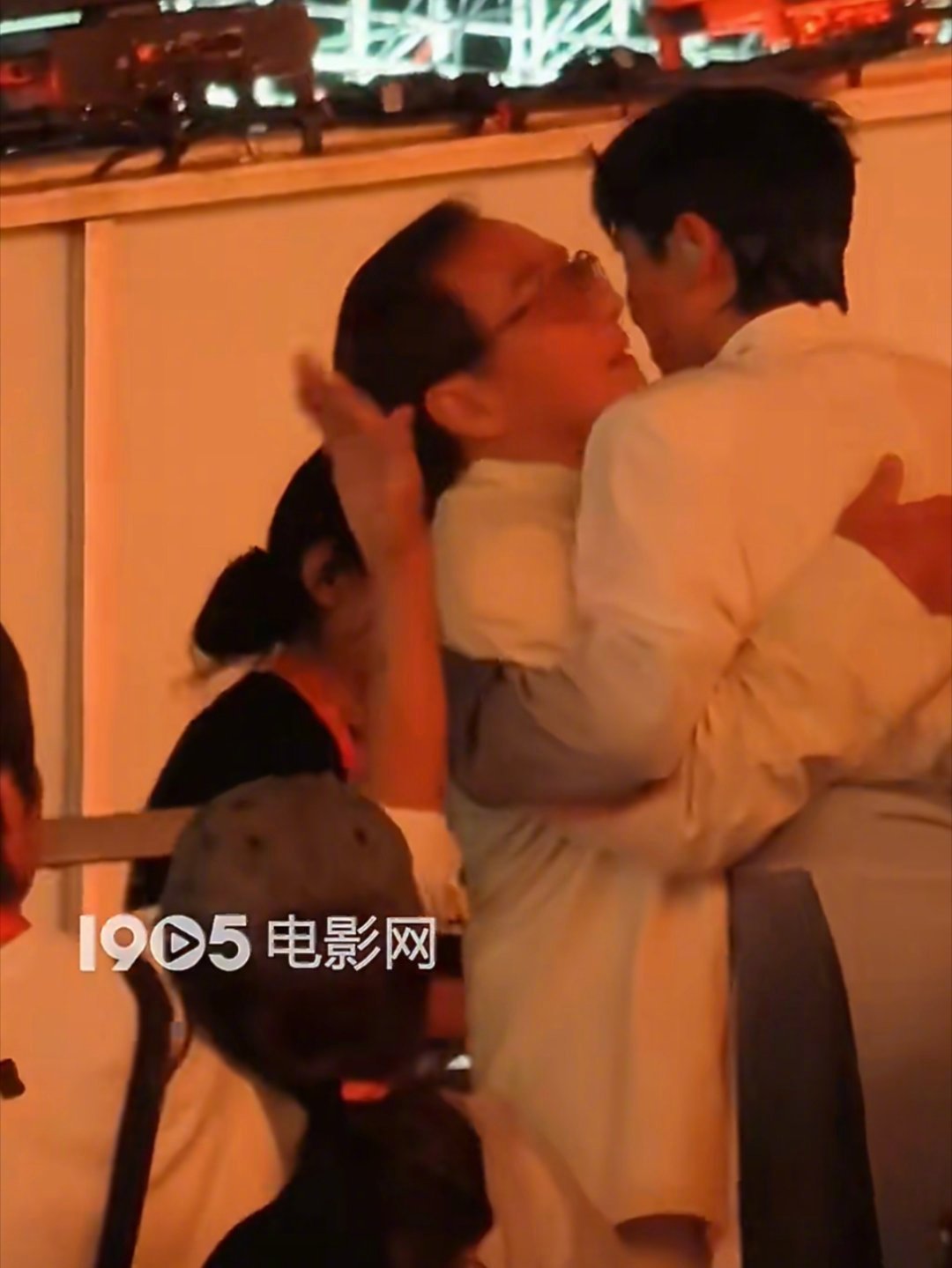 张杰成龙后台拥抱闭幕式后台互动好戳人🥰张杰演绎完燃炸的醉拳舞台，下台就和成龙大