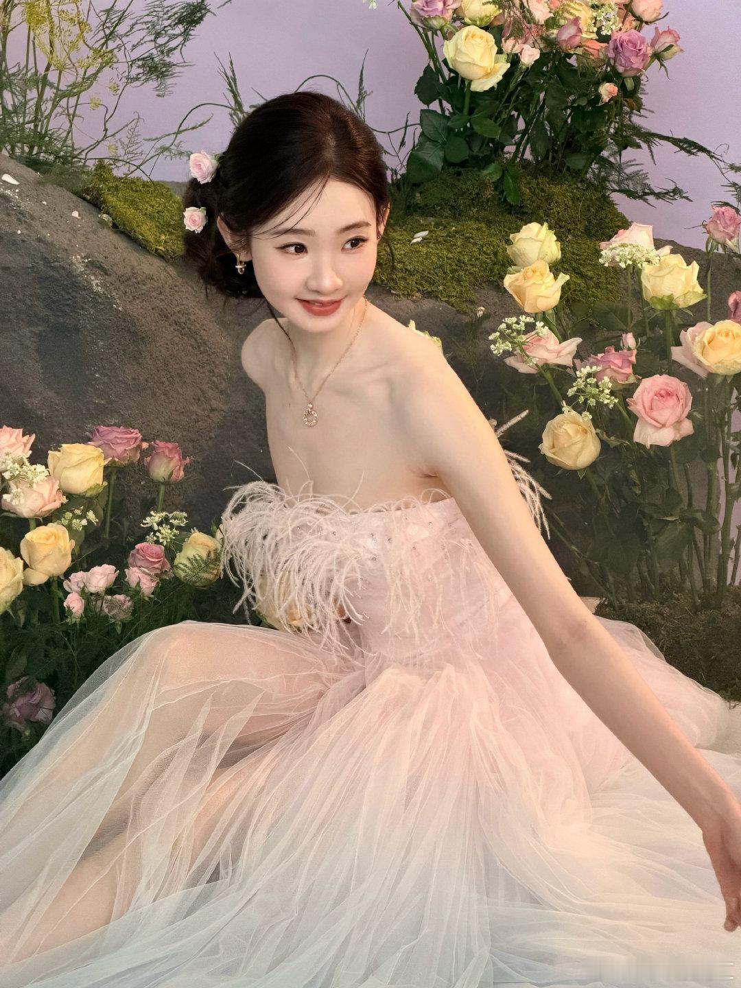 张艺凡红毯最严厉的母亲北影节红毯最稳输出！张艺凡把金箔穿成高定气场，又美又飒 