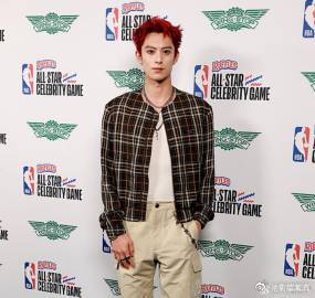 王鹤棣中国红发型全明星赛场上的中国红 看到王鹤棣的中国红发型，我感觉我的心都要被