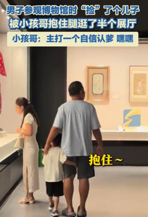 [沙尘暴]“真绷不住了!”8月10日，河南郑州，一男子参观博物馆时，突然觉得有什