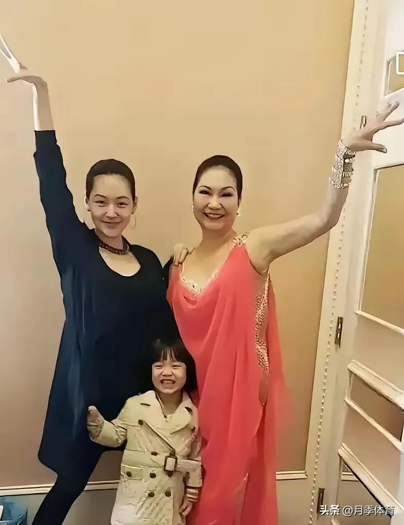 谁能想到啊
当年那个穿亮色旗袍、贵气逼人的星妈
如今出门只剩一身素
大S离婚前