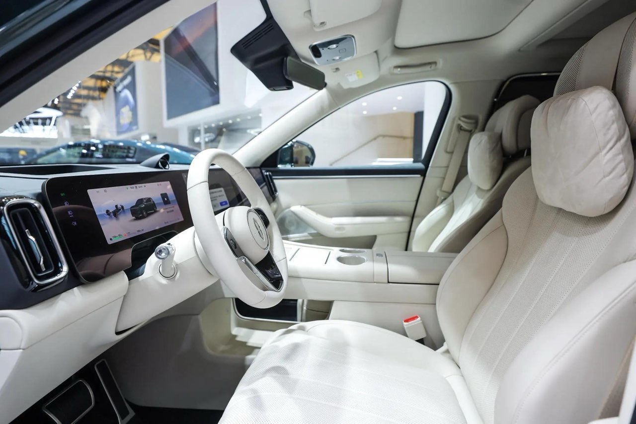 余承东称问界M8交付突破16万辆 40万级别车圈顶流问界 M8 高光登场AWE说