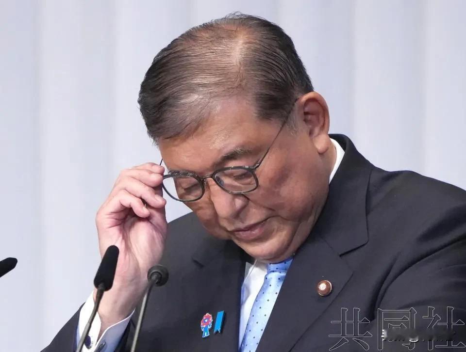 摆在石破茂面前只有三条路:1、继续留任，不过要顶住在野党的不信任案的发起，现在上