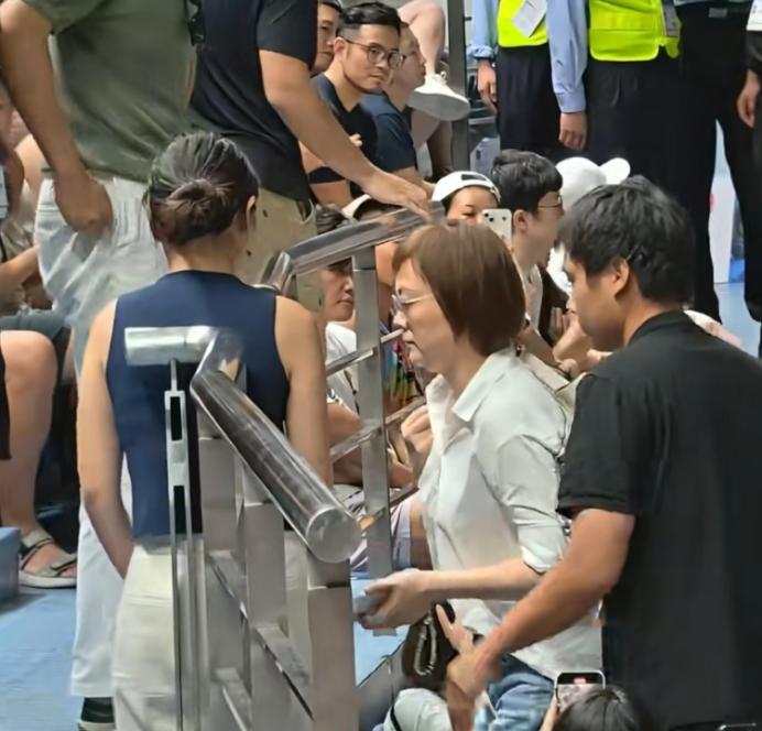 观赛又“发疯”，上海中网“护照姐“刚被抬走处理，又一病态女子打断比赛被请走。
2