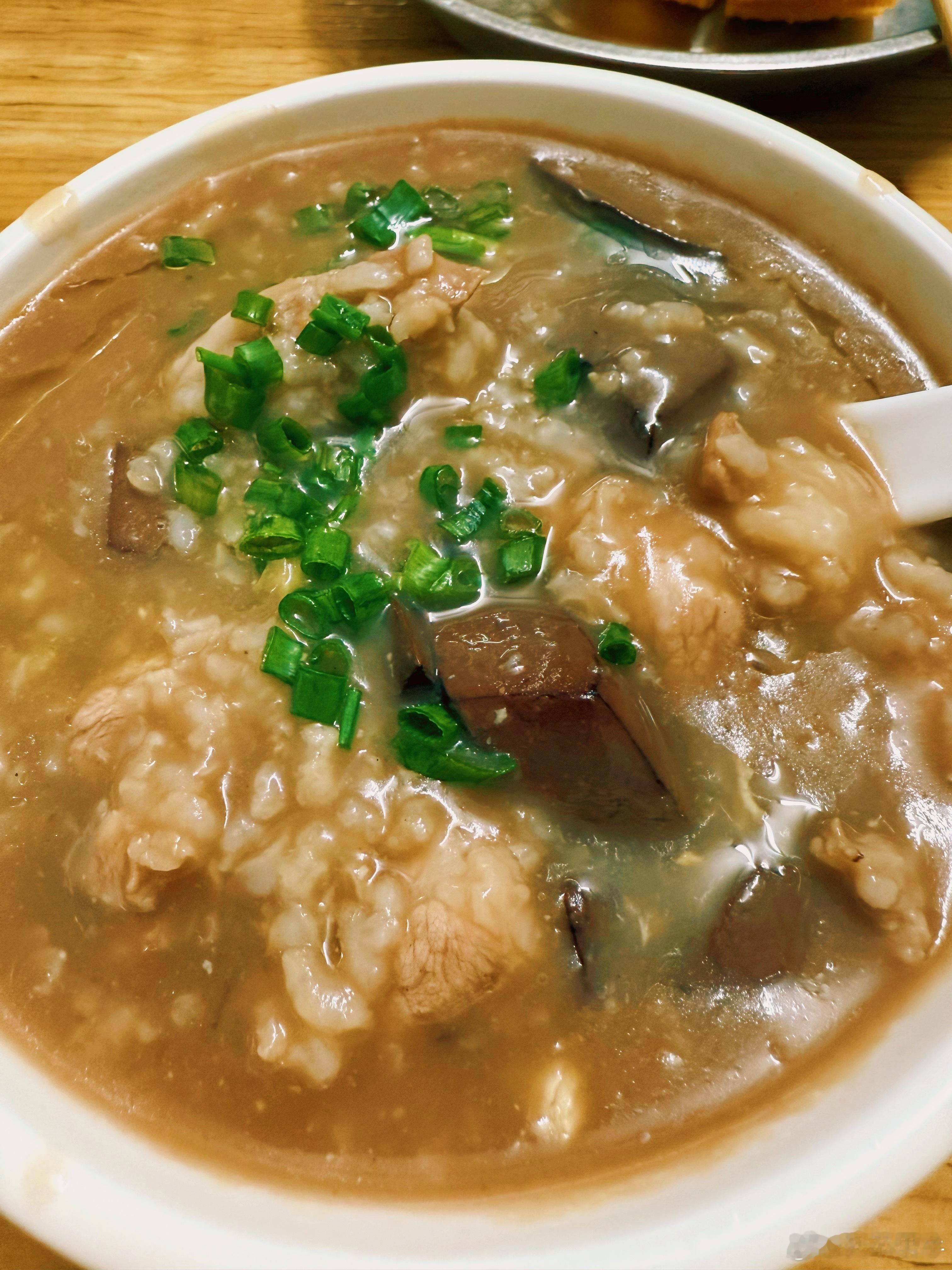 惠州淡水老街的深夜粥档～特色猪杂猪红粥。新鲜的猪红，还有瘦肉、粉肠和猪肝，未经腌