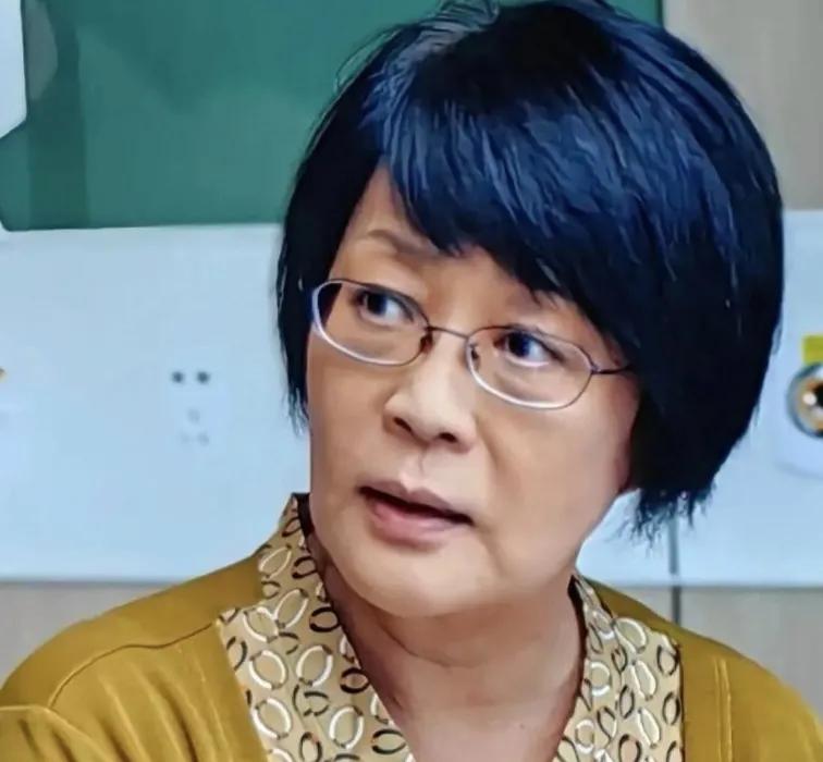 《好团圆》中，看到了61岁的杨蕾饰演向中的婆婆白丽芳，差点没认出来。杨蕾消失了很