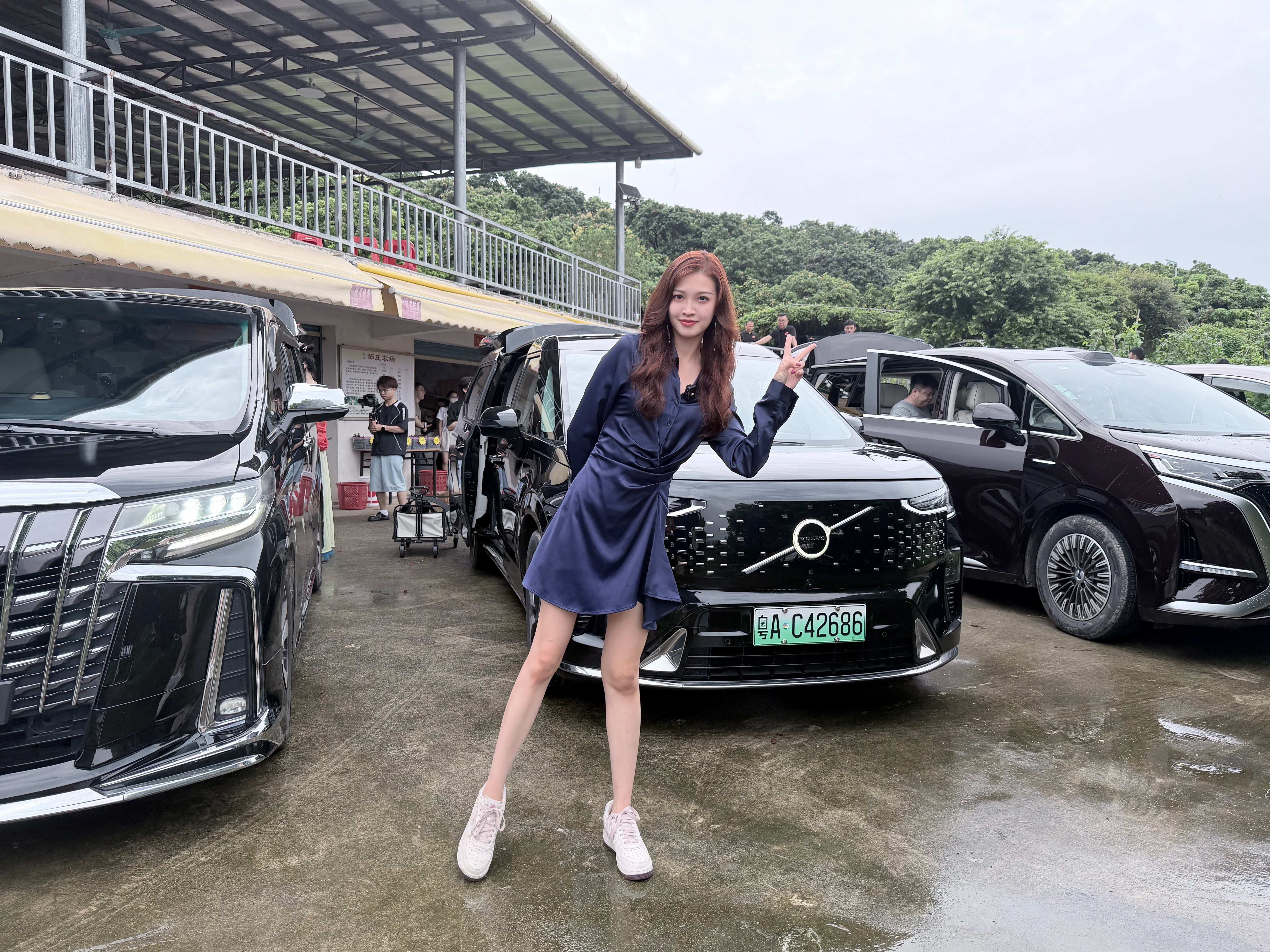 三辆豪华MPV，今天我开的是传统豪华燃油MPV丰田埃尔法，怎么说呢，真的开得好累