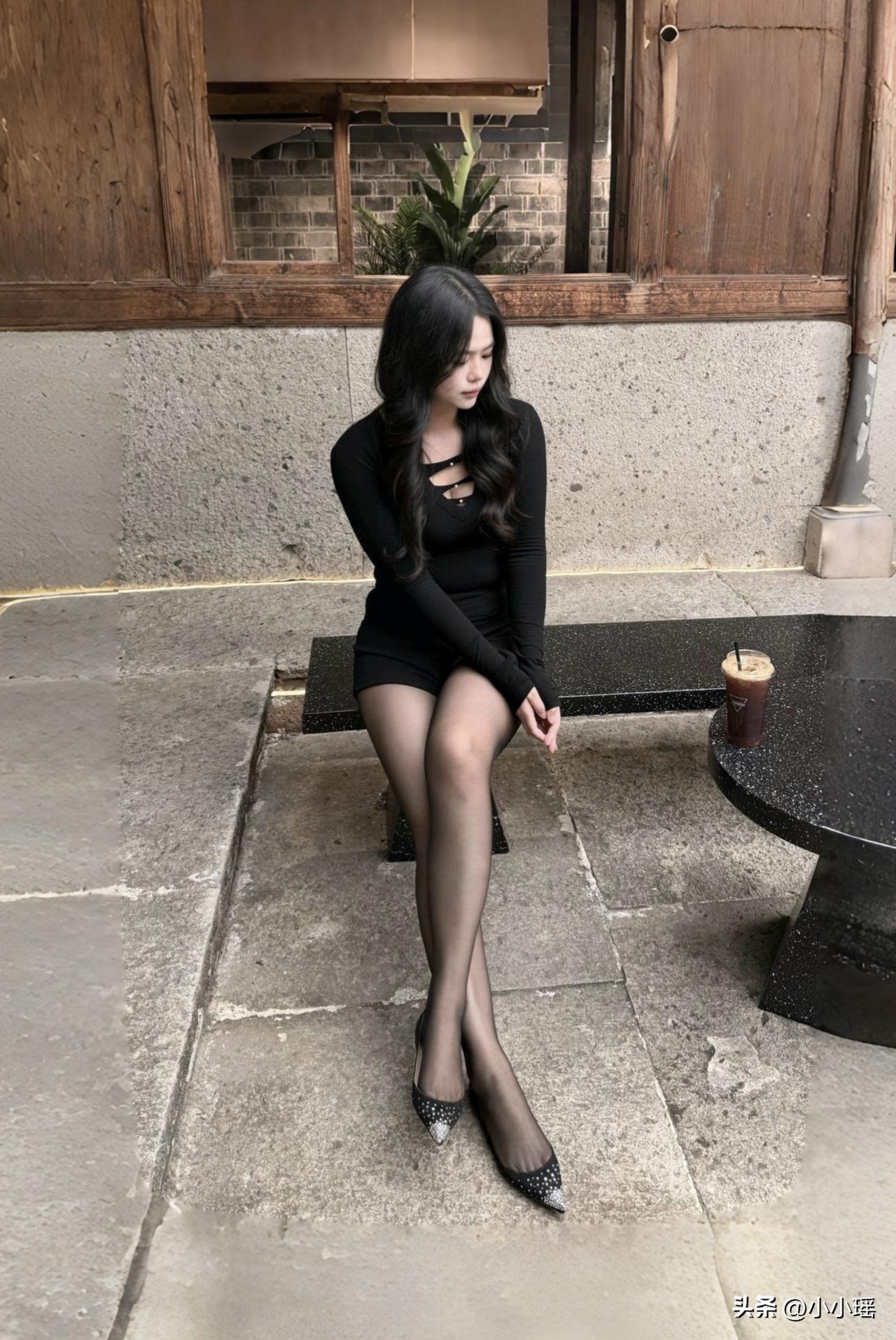 分享ootd穿搭 公园一角随拍，黑色毛衫配黑丝加高跟鞋，虽说走多路乏力，但丝毫不