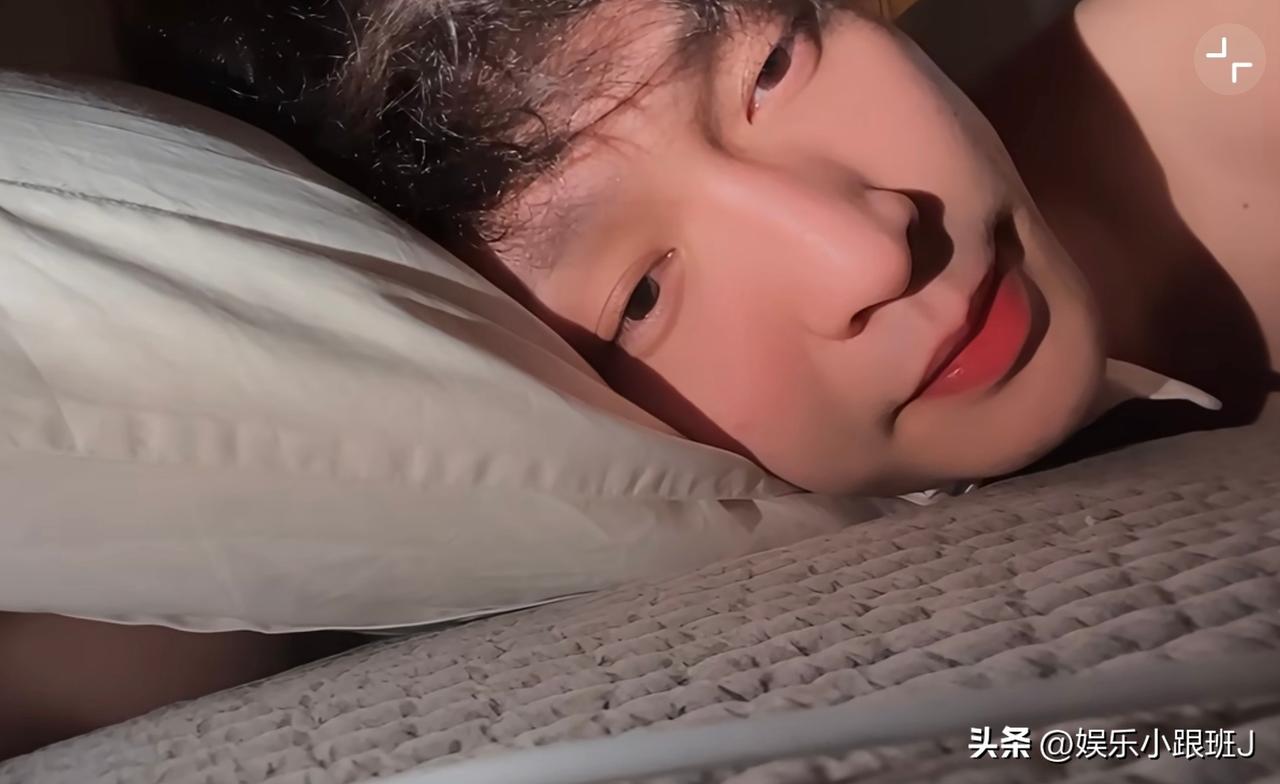 我们去睡觉好吧 嘿嘿嘿，软软萌萌的小羊，这谁能抵抗得住张艺兴梦里见？哈哈 睡眼朦