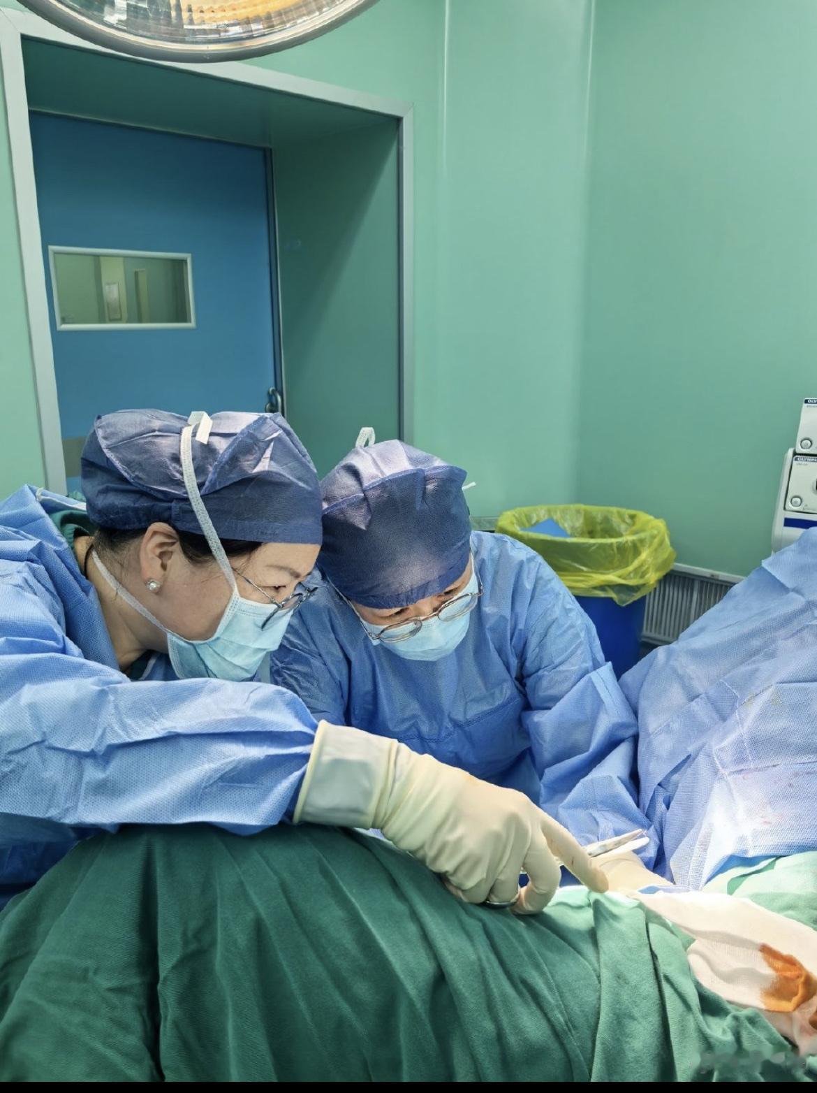 浙江宁波42岁余女士因下身私密处瘙痒不适，羞于就医自行网购高锰酸钾，直接塞入体内