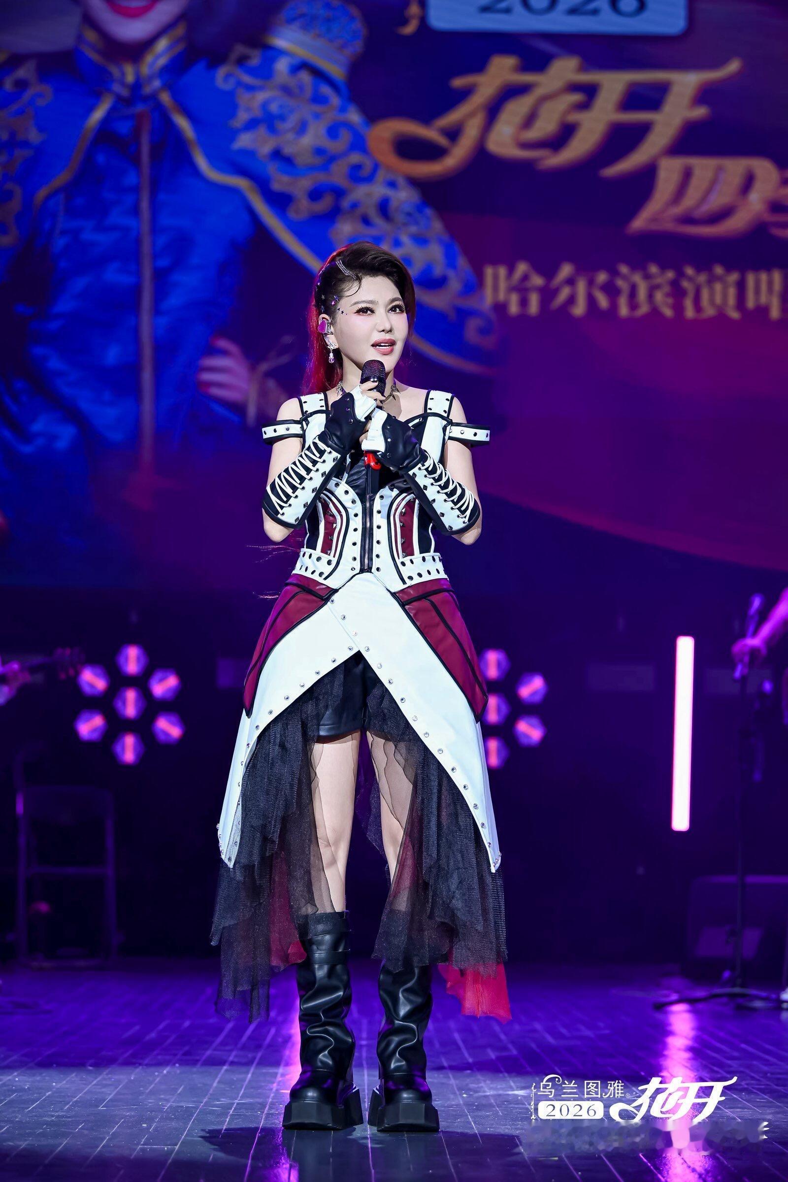 乌兰图雅演唱会应援浪漫紫海全场沦陷紫色浪漫！乌兰图雅哈尔滨演唱会座无虚席，一眼望