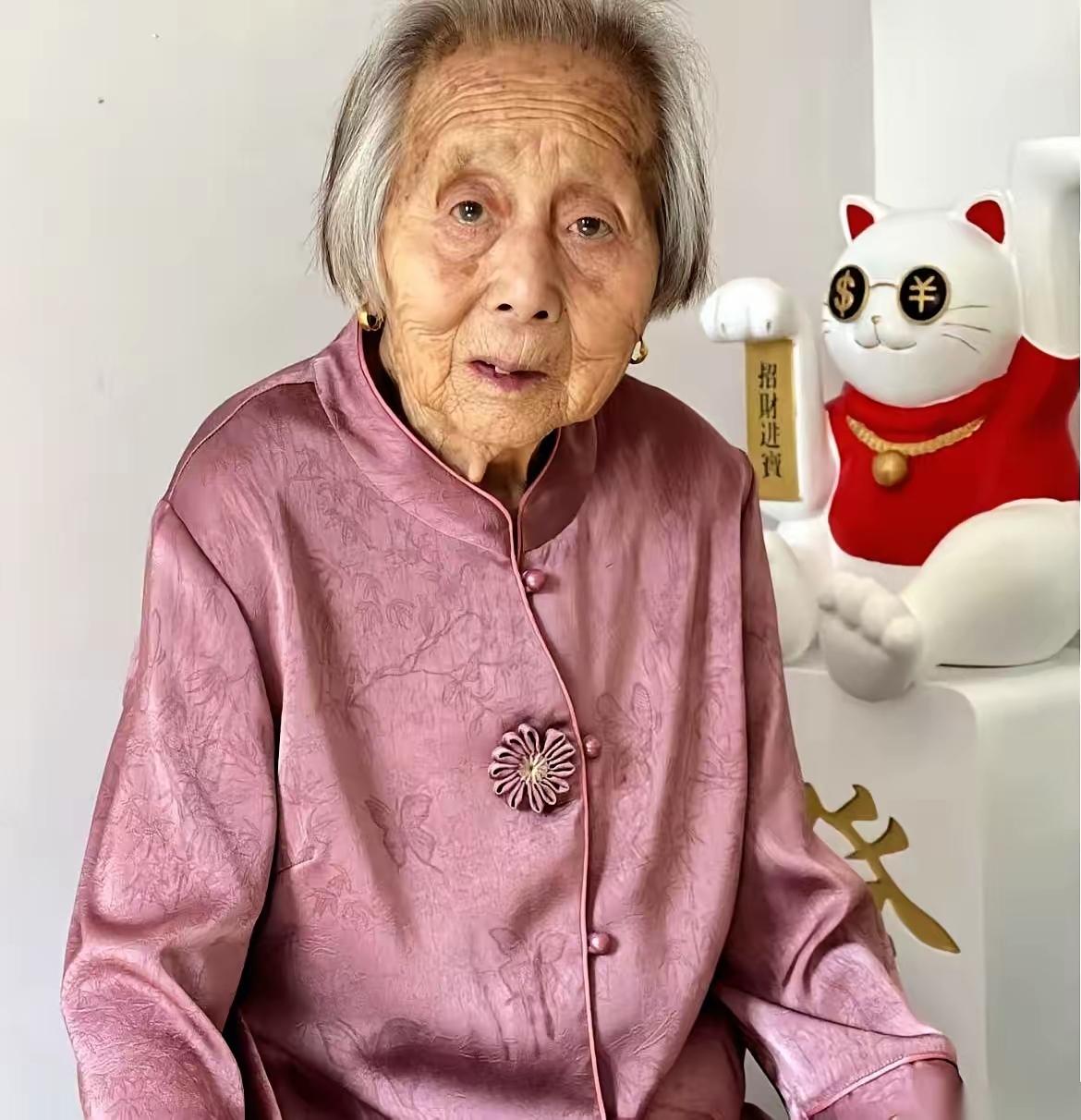 早上9点，老太太坐在轮椅上，距离她断气只剩最后两个半小时。她一句整话也说不出来，
