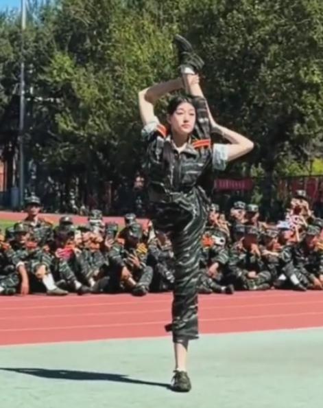本以为军训就是站军姿站到腿软、踢正步踢到脚疼的硬核副本，结果北京体育大学的同学，