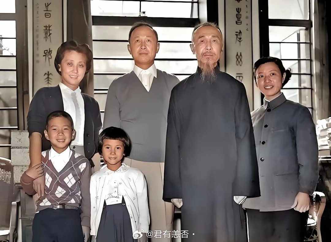 1955年，钱学森一家和父亲的合影，这父子俩长得真像，都是气宇不凡。​那一年，钱