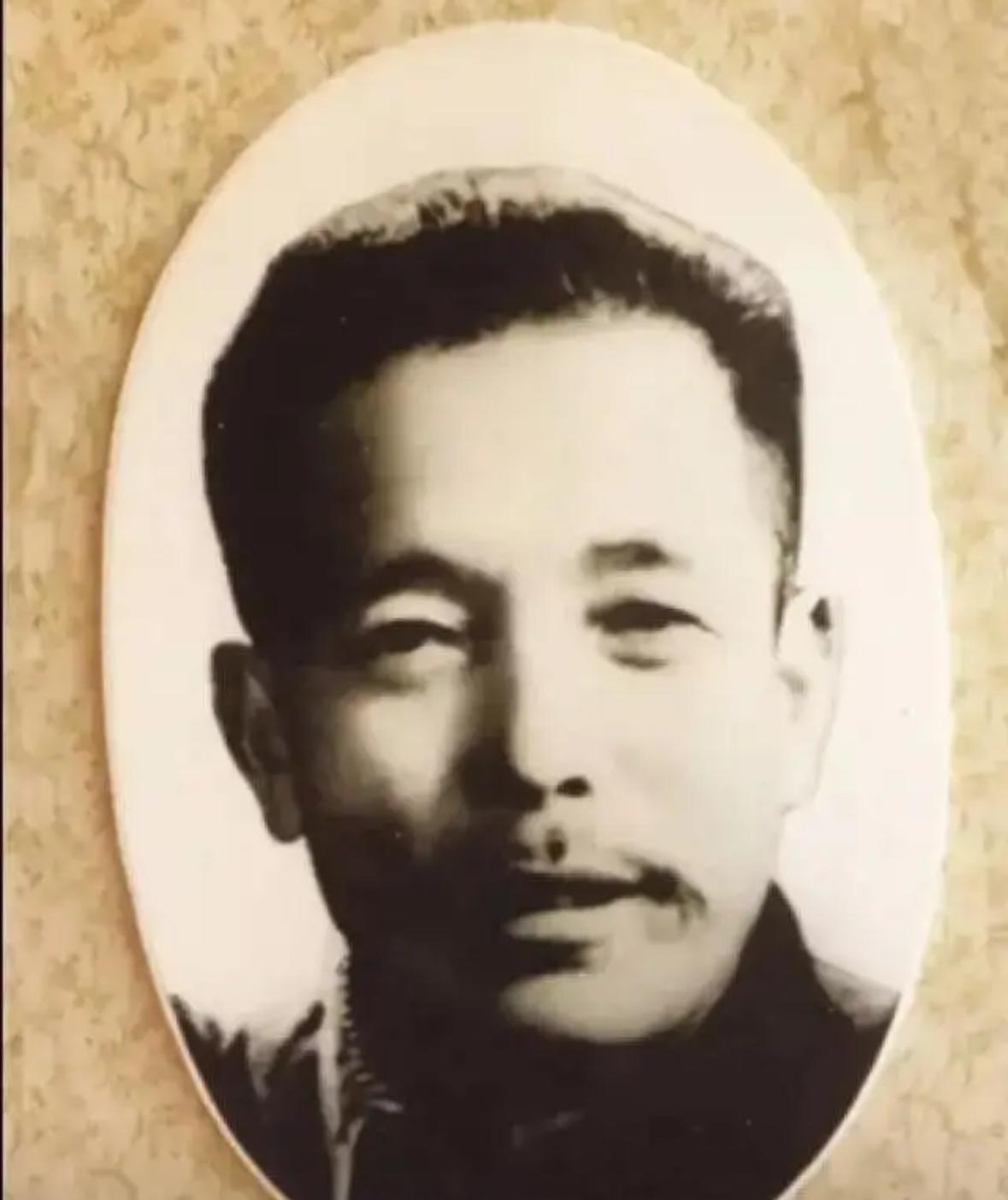 1955年，一个走江湖的男子故意让毒蛇咬自己的舌头，等蛇释放完毒素后，他一口咬下