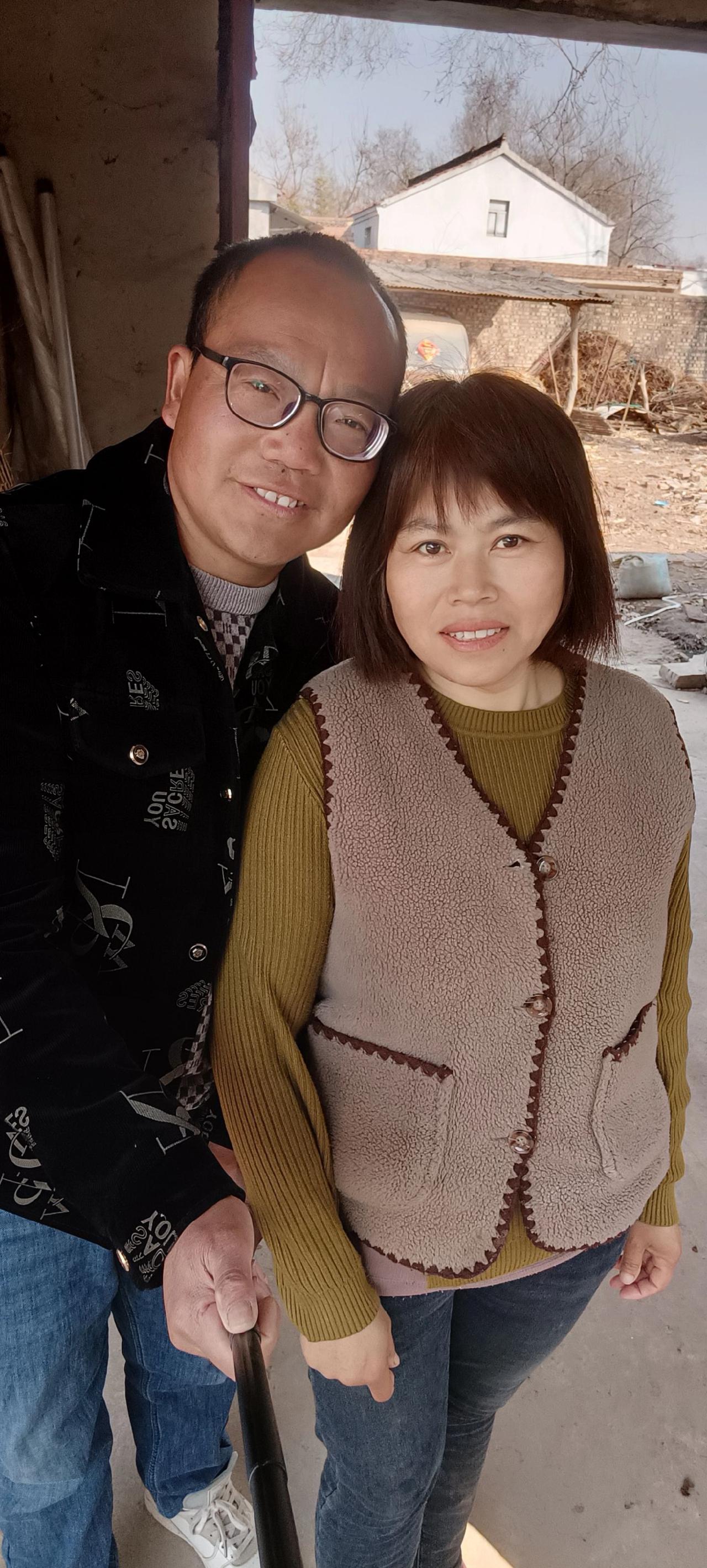 世界因有女人而美丽！家庭因有老婆而温馨！我因有你而开心！亲爱的老婆，年轻漂亮永远
