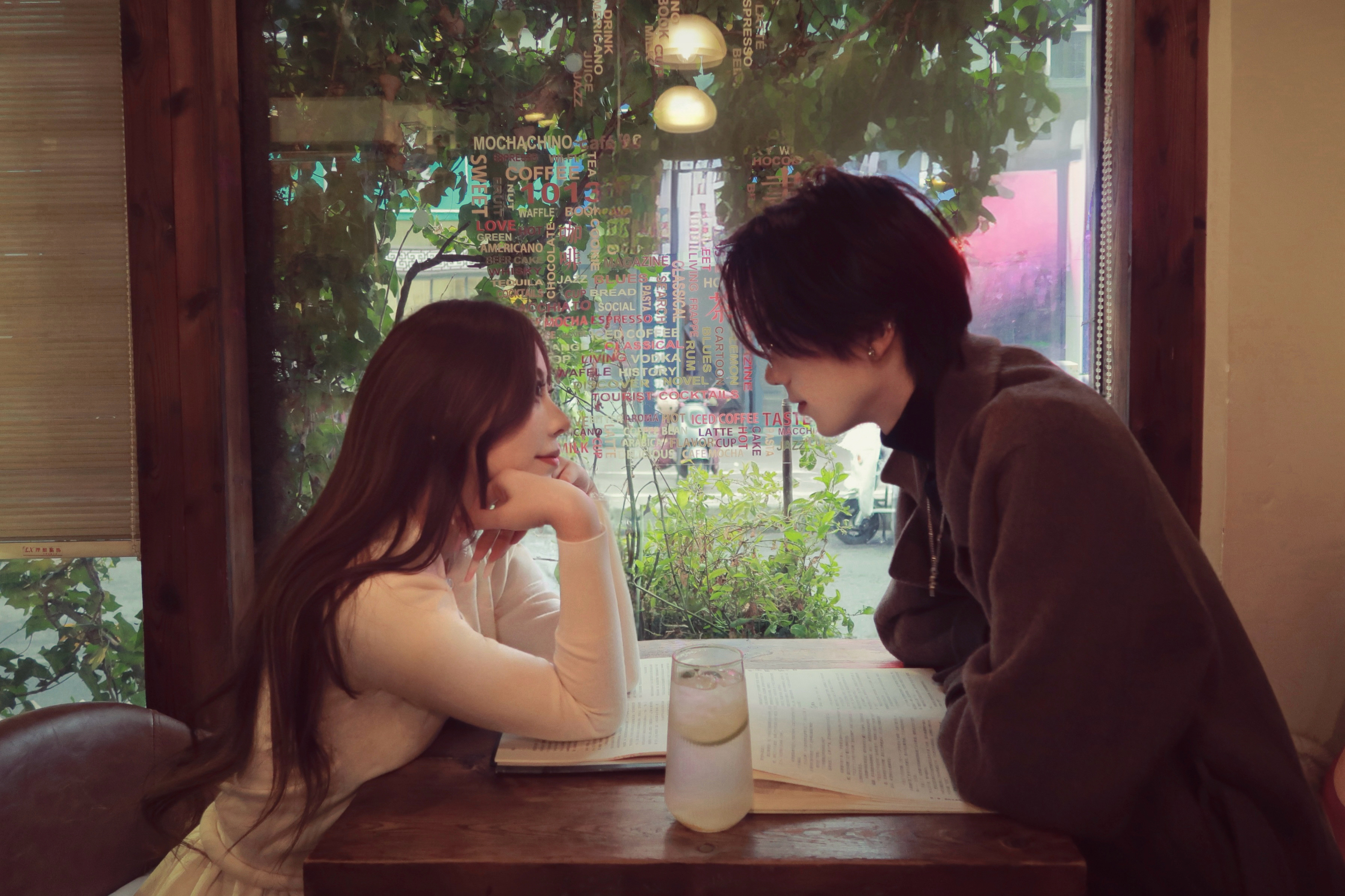 爱诞生于每一次对视的瞬间里 