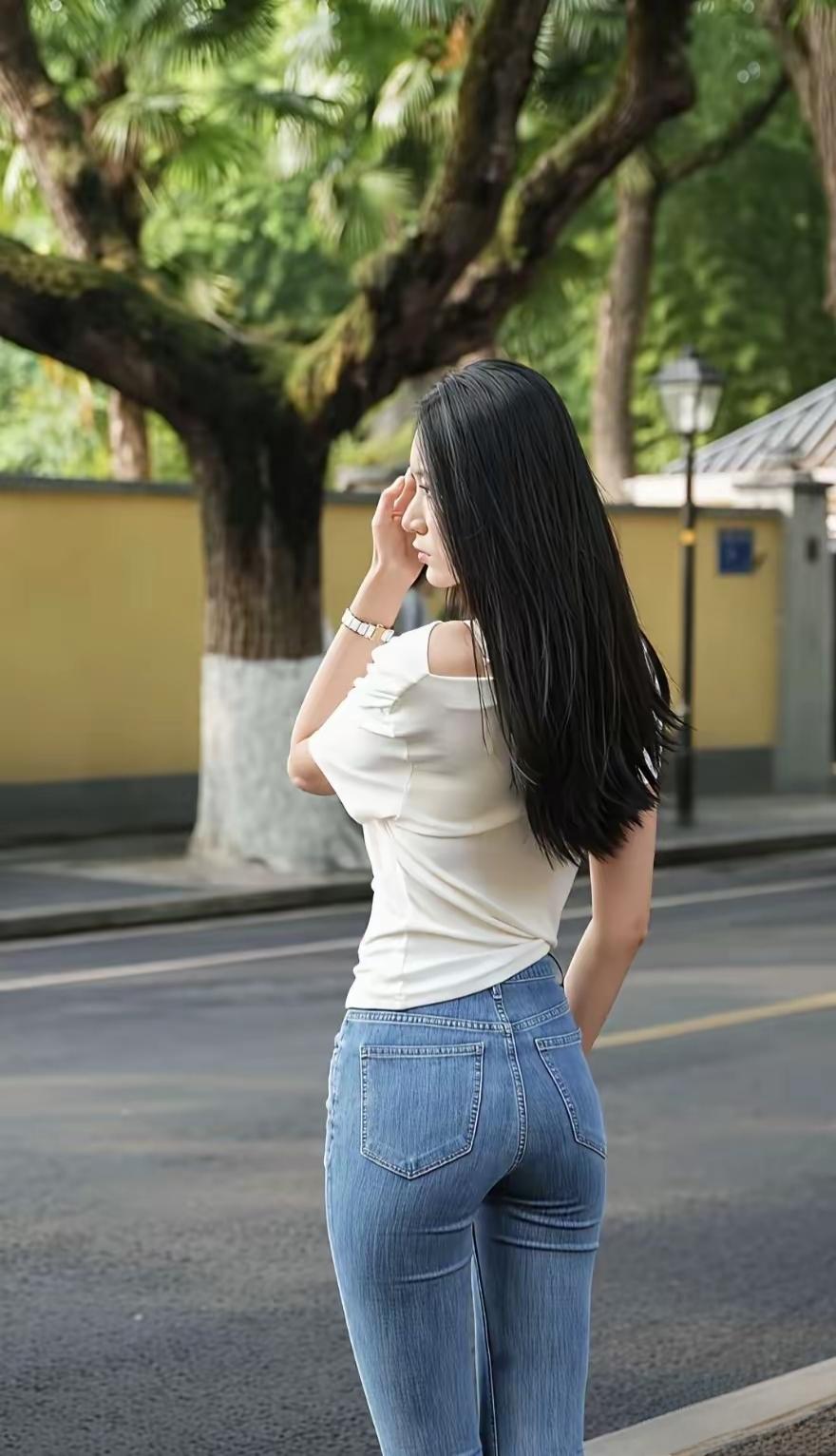 阳光下的甜美少女，白色上衣与牛仔裤的完美搭配，尽显青春活力！🌞👗👖