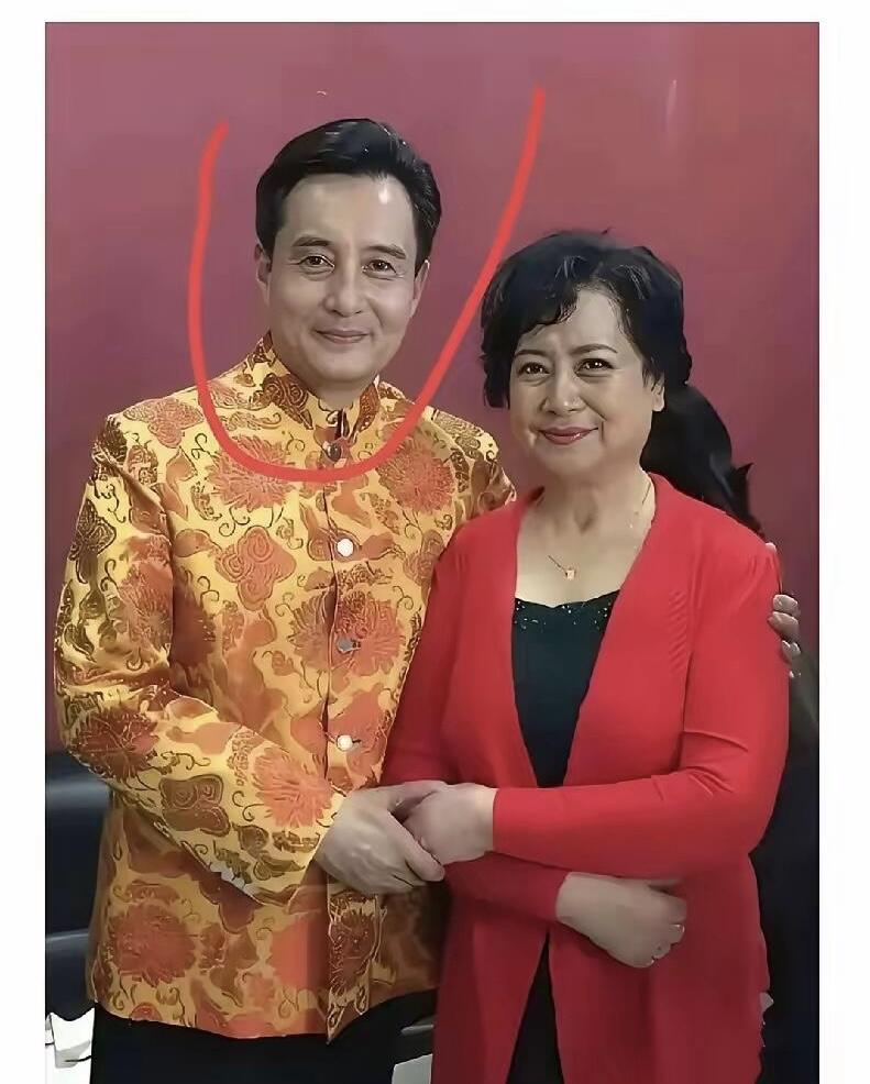 这两位牵着手在合影的老戏骨，如果能都认出他们的，你的年龄绝对有40岁以上了。他们