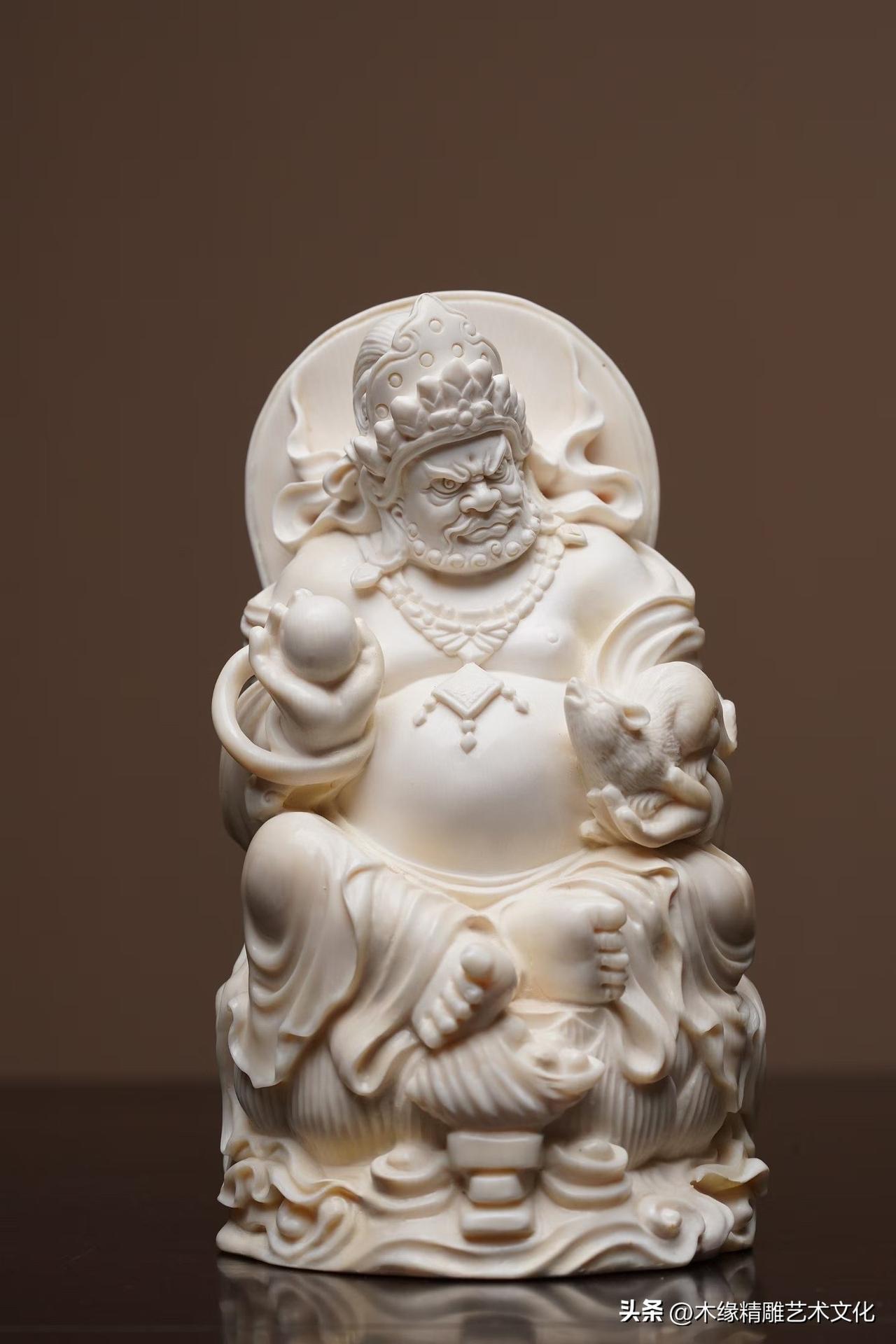 开脸威严，却越看越有亲和力。

这尊黄财神以猛犸材质精雕而成，人物体态饱满圆融，