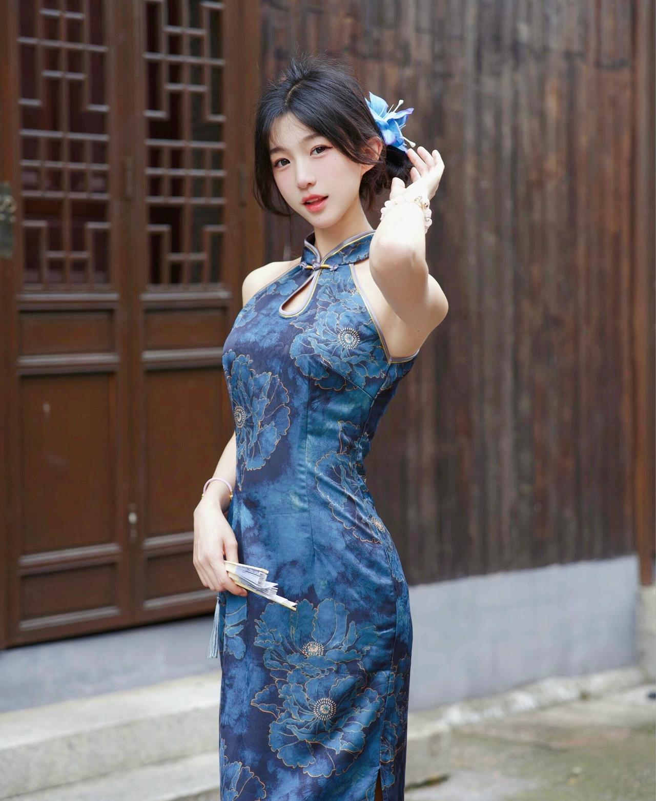 雕栏光缕落衣轻，白缎裁云绣紫英。
鬓影簪香藏古韵，裙裾曳月揽柔情。