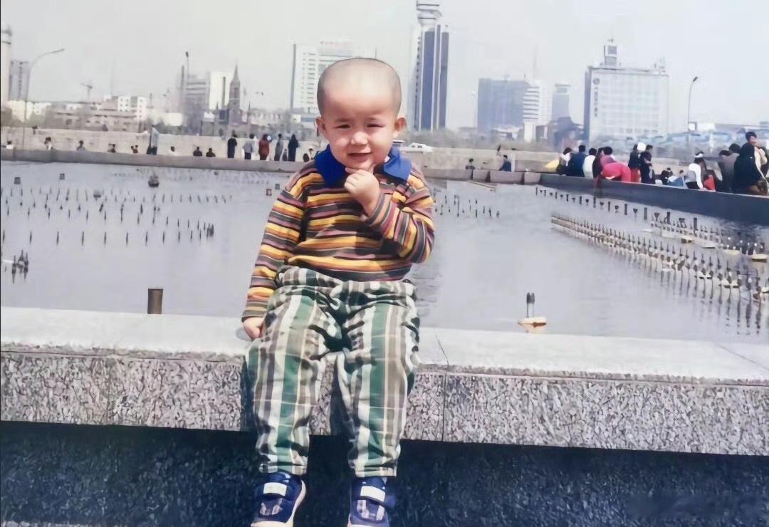 终于知道王楚钦为什么叫大头了！这大脑门一看就从小就聪明[doge] ​​​