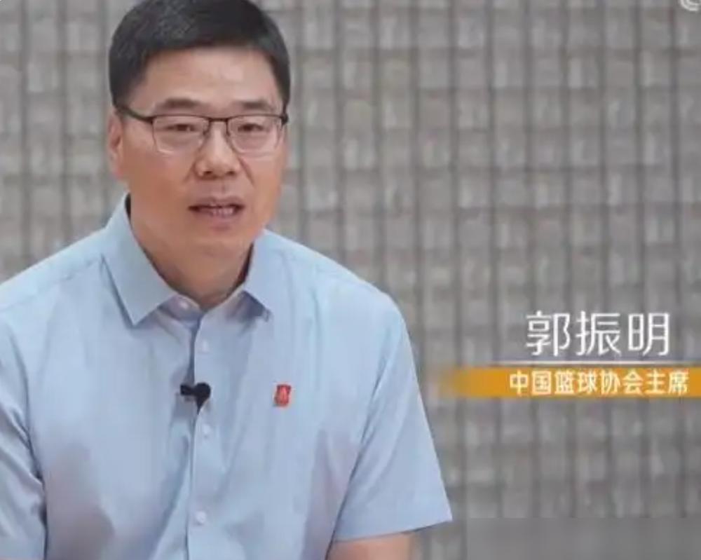 中国篮球的新掌门人一屁股瘫坐在更衣室地板上，双手死死捂住脸，哭得肩膀直抖。赢下一