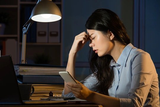 经常熬夜 身体发臭经常熬夜会打乱身体代谢、内分泌和皮肤微生态平衡，一方面刺激肾上