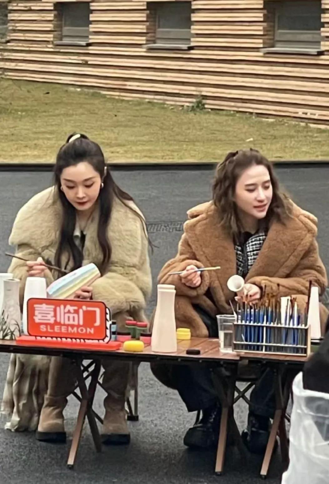 宋轶和何超莲江西景德镇拍摄综艺节目，两位大美女真的好养眼呀！宋轶看起来比较温柔，