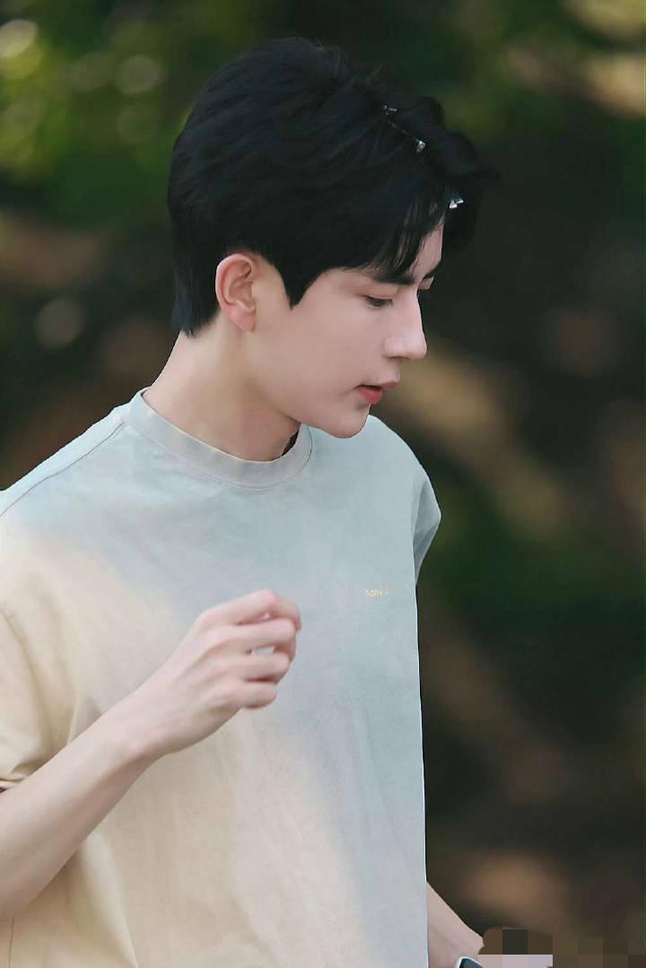 最接近别人看到的自己
有个朋友，本人比照片好看太多，照片仅仅拍出了他十分之一的帅