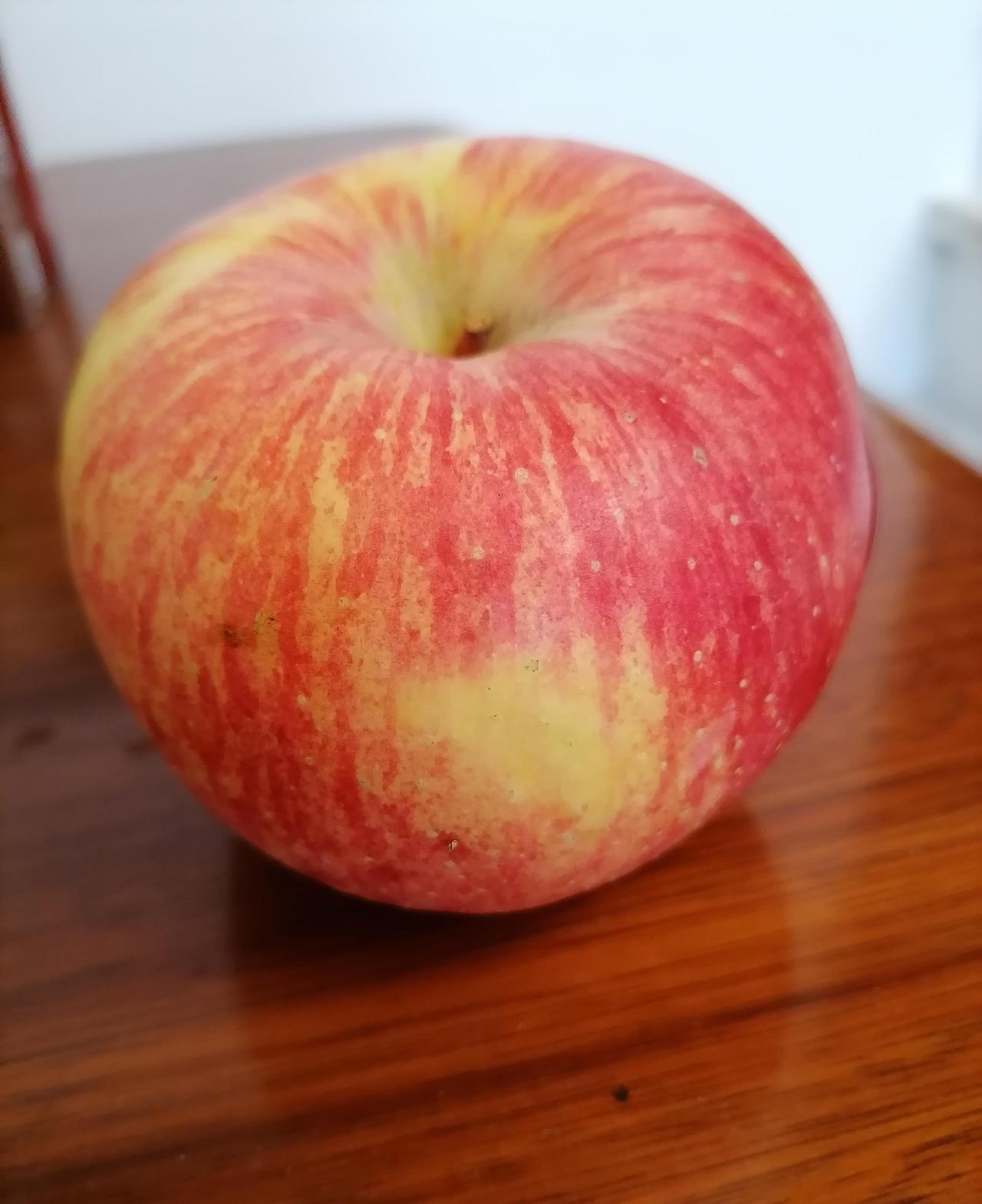 说个因果报应的事。
公公电话来的时候，我正在给菩萨上香，香灰簌簌落在供桌上，他