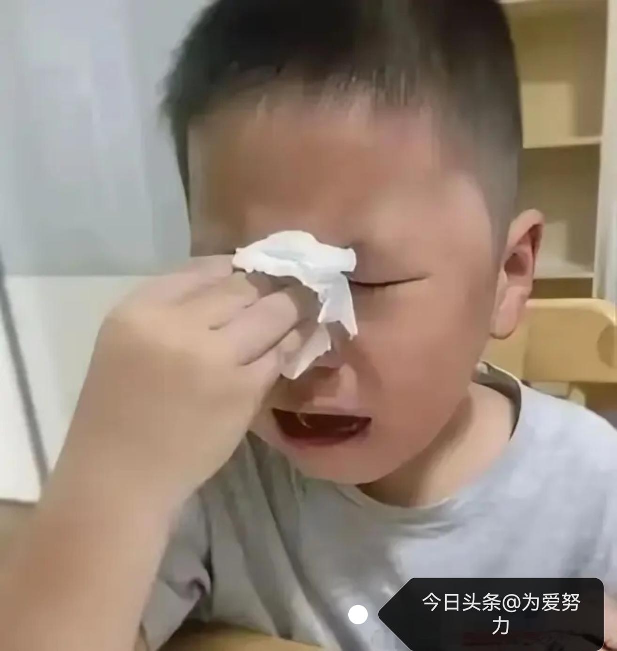 太委屈啦！！！！
读二年级的儿子语文考了97分，我问他：“你这3分错哪了？”儿子