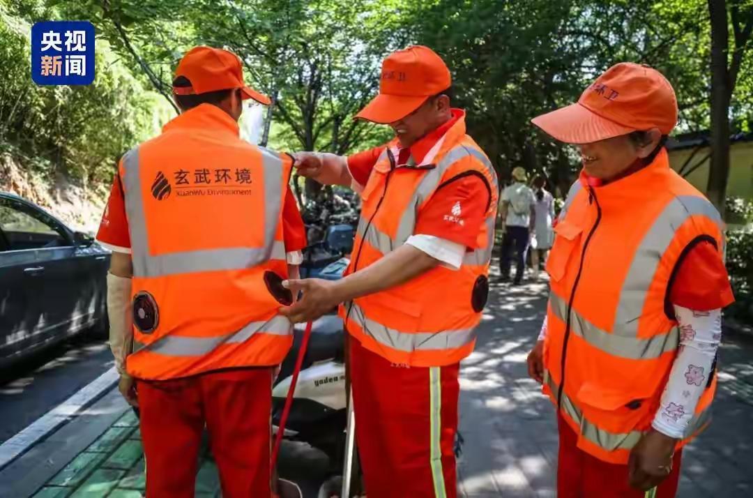 入伏之后，全国多地持续高温，对户外工作的环卫工人来说，这段时间尤其难熬。最近，江