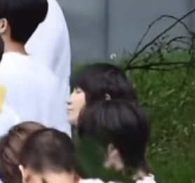 第一排左往右数第四个是家女
