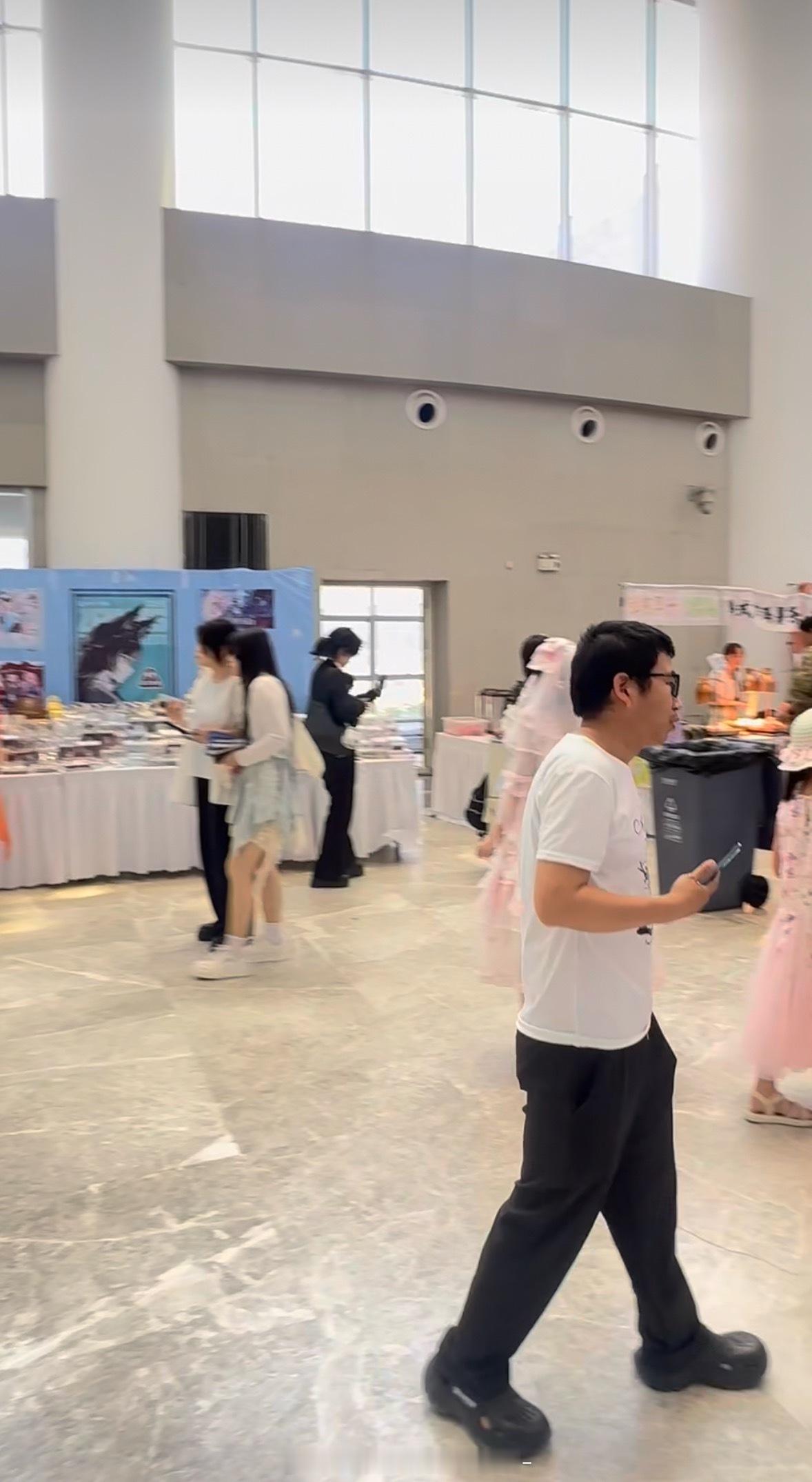 沉浸式感受郑州国风漫展魅力郑州国风漫展沉浸感拉满，汉服同袍与国风coser衣袂蹁
