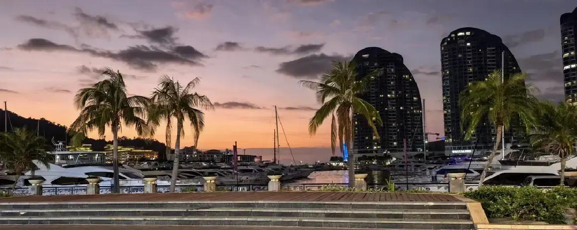 社科院最新报告说，45岁以上的人68%还盼着过年，35岁以下只剩三成。

我翻了