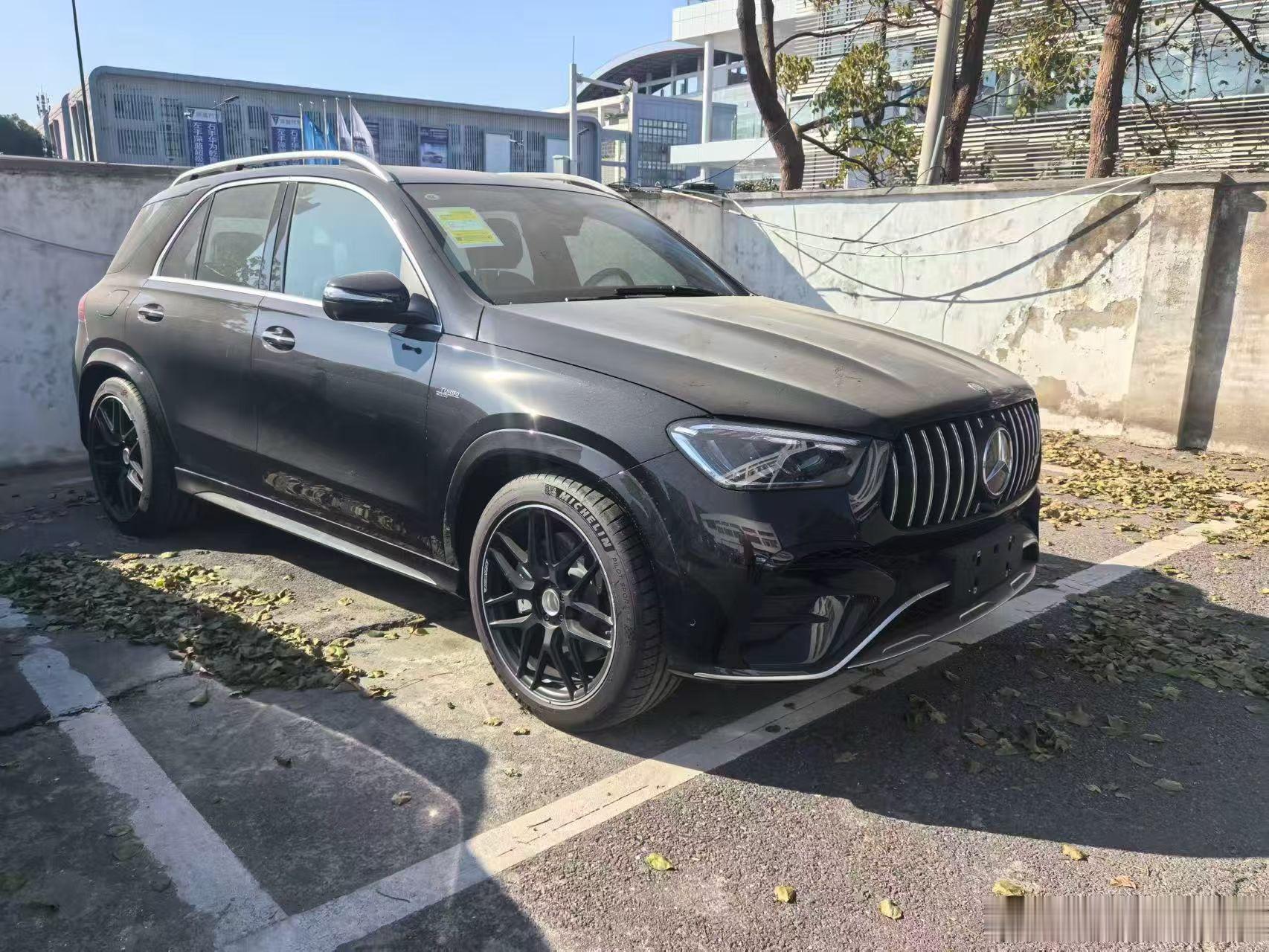 奔驰GLE53  AMG 黑黑指导价998800元选装 22寸轮毂 36800元