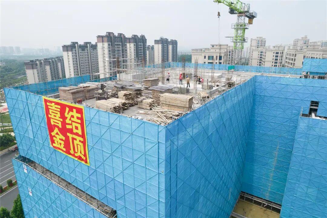 长湖湾邻里中心主体结构封顶啦！
项目于去年9月动工，今年6月初主体结构全面封顶，