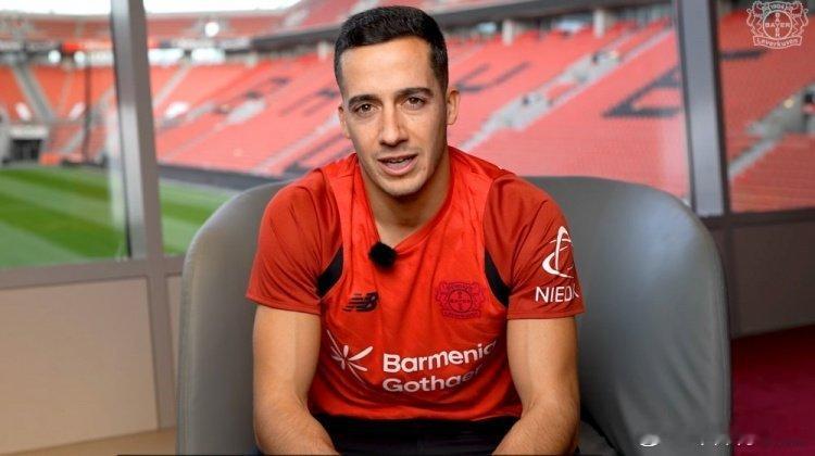 C罗 巴斯克斯接受采访谈到 C 罗：记者：“与克里斯蒂亚诺·罗纳尔多一起踢球感觉