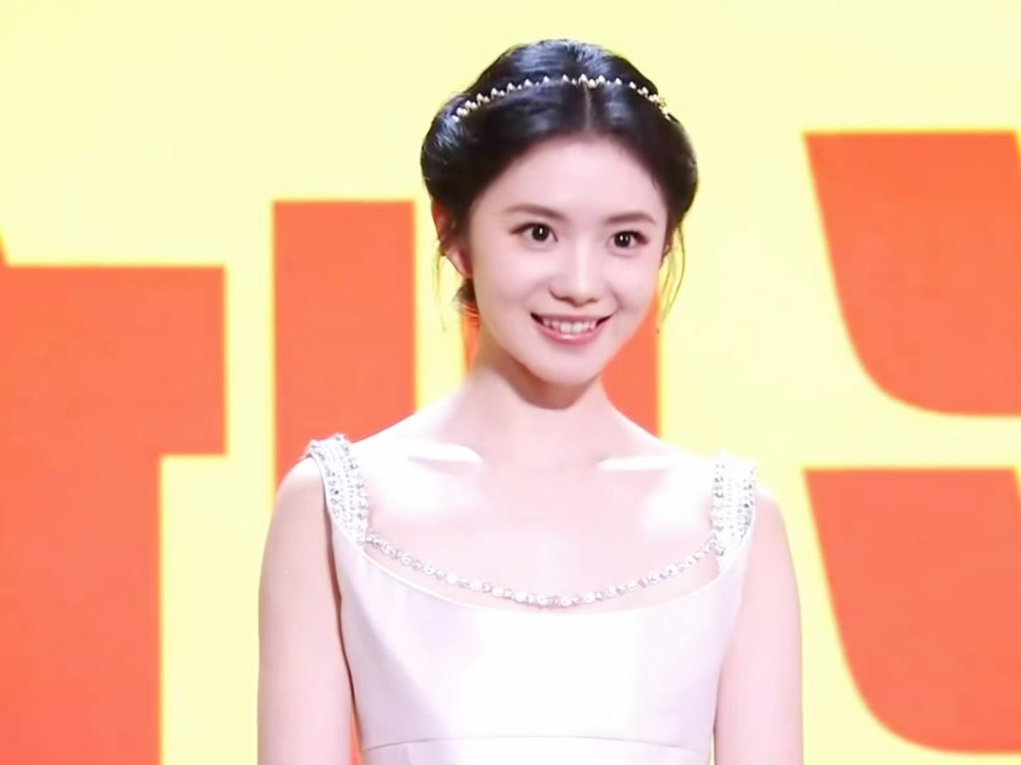 刘浩存出场完全小公主出场完全被美呆，脑子里只有：“看得出她是公主”这句歌词。造型