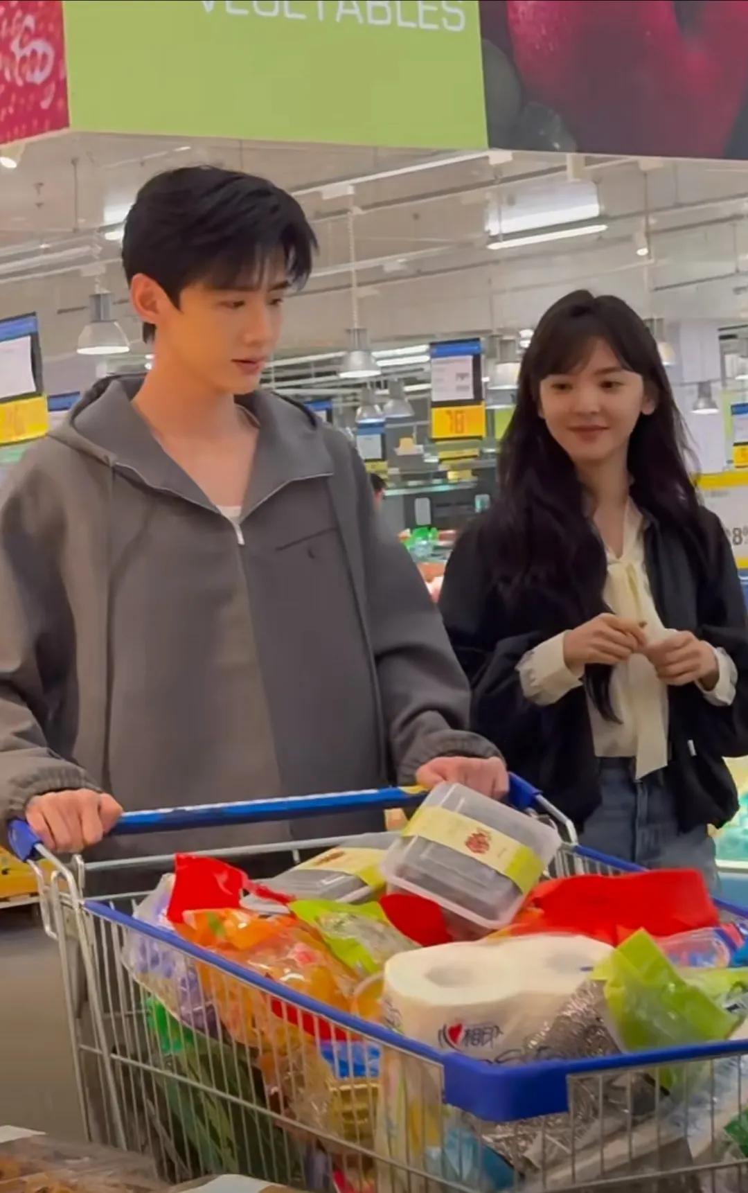 白敬亭和章若楠在重庆南岸区麦德龙拍戏，很多人觉得女主没有选好，我没看过书，单论颜