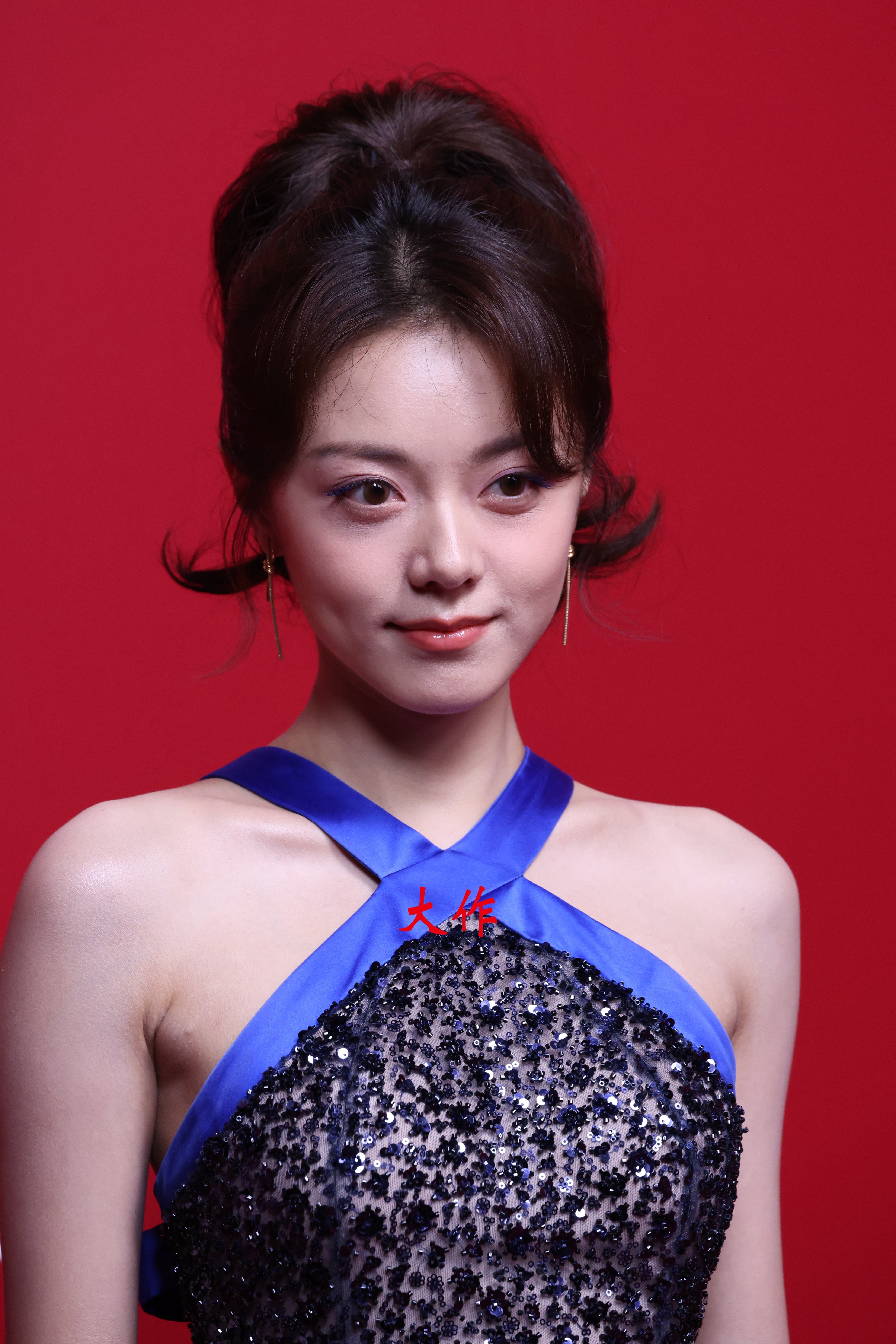 赵今麦时尚芭莎年度派对红毯生图合辑，麦麦的颜值太权威了！看得出她是公主[送花花]