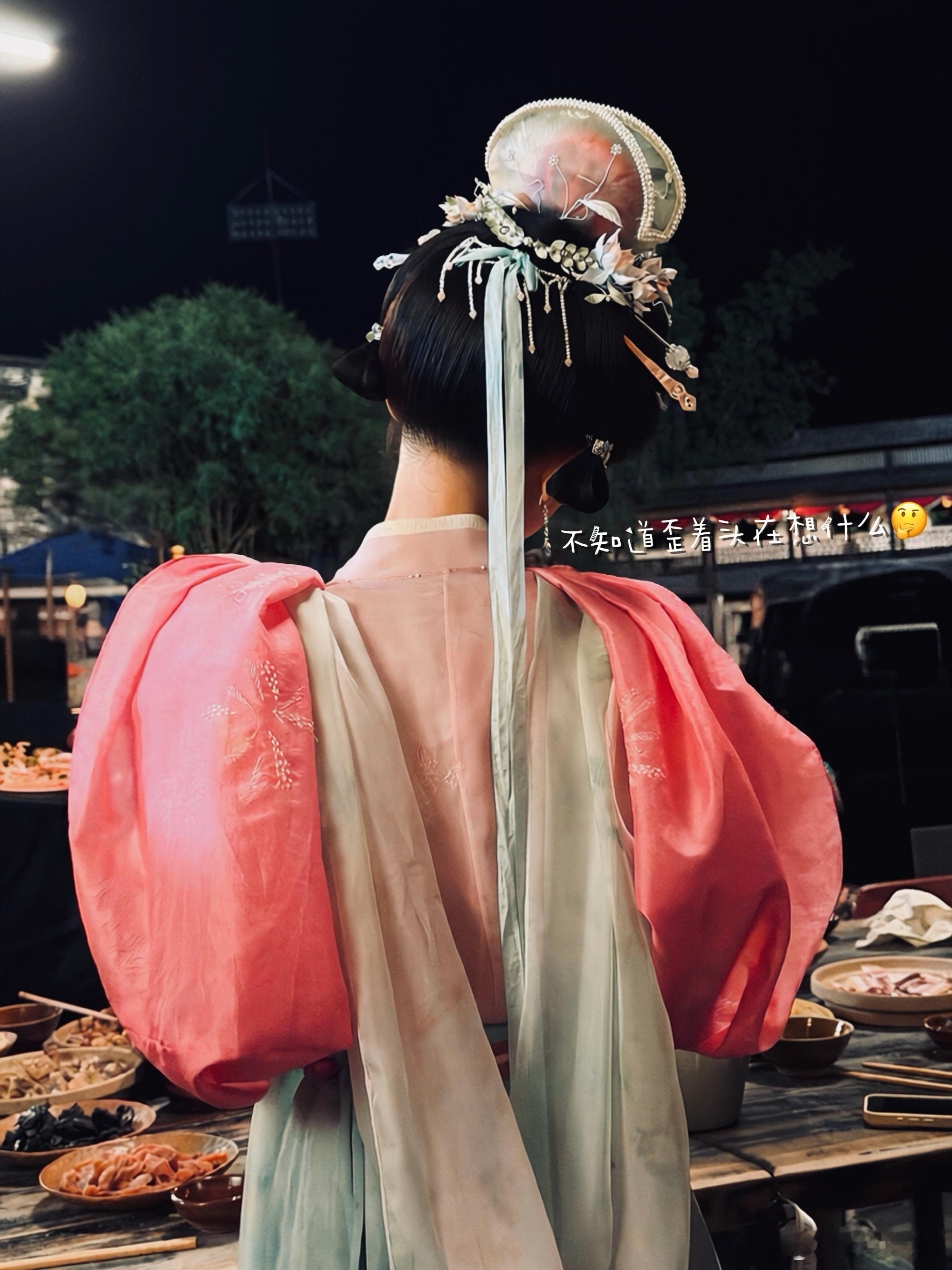 赵今麦[超话]赵今麦孟欣悦 zjm赵今麦再来一次 蝉鸣从树缝里漏下来，落在肩头，