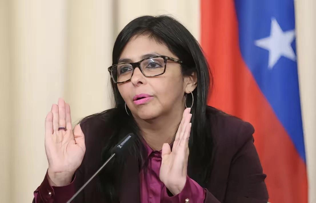 特朗普称，虽然委内瑞拉副总统罗德里格斯已暂时领导委内瑞拉，但他正考虑让该国反对派